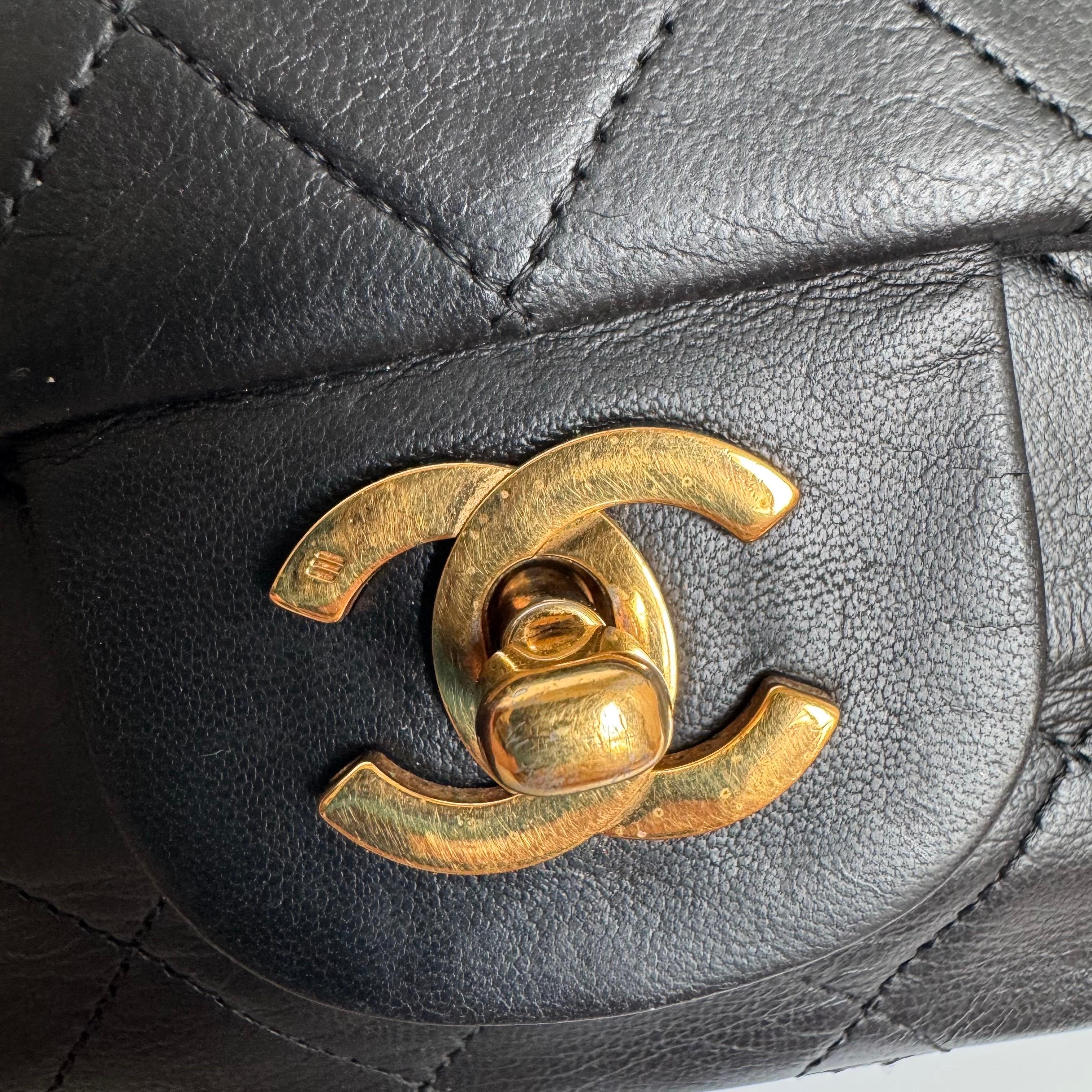 Chanel Classic Flap Vintage Schwarzes Lammfell Leder mit 24k Gold Hardware 1989-1 im Angebot 2
