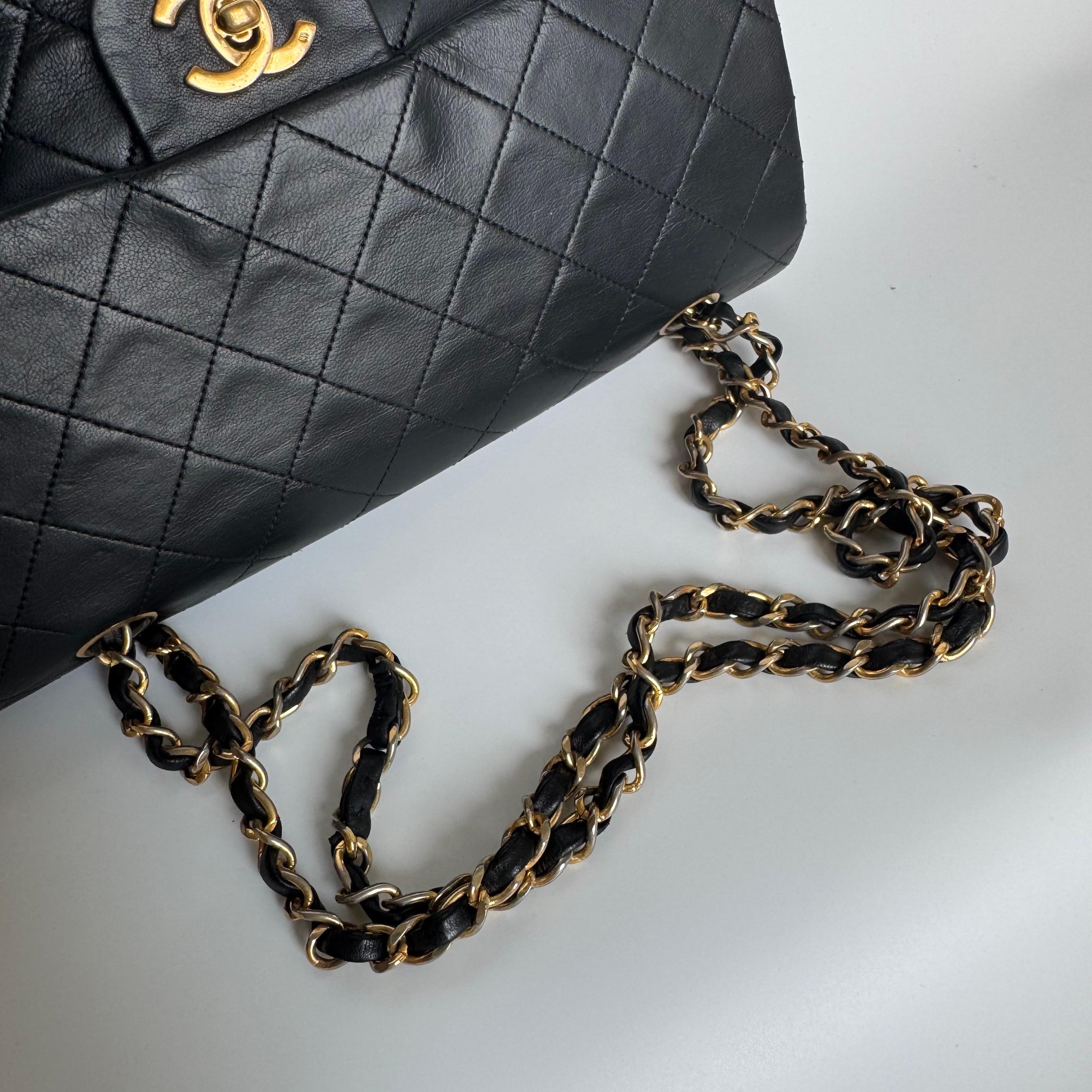 Chanel Classic Flap Vintage Schwarzes Lammfell Leder mit 24k Gold Hardware 1989-1 im Angebot 3