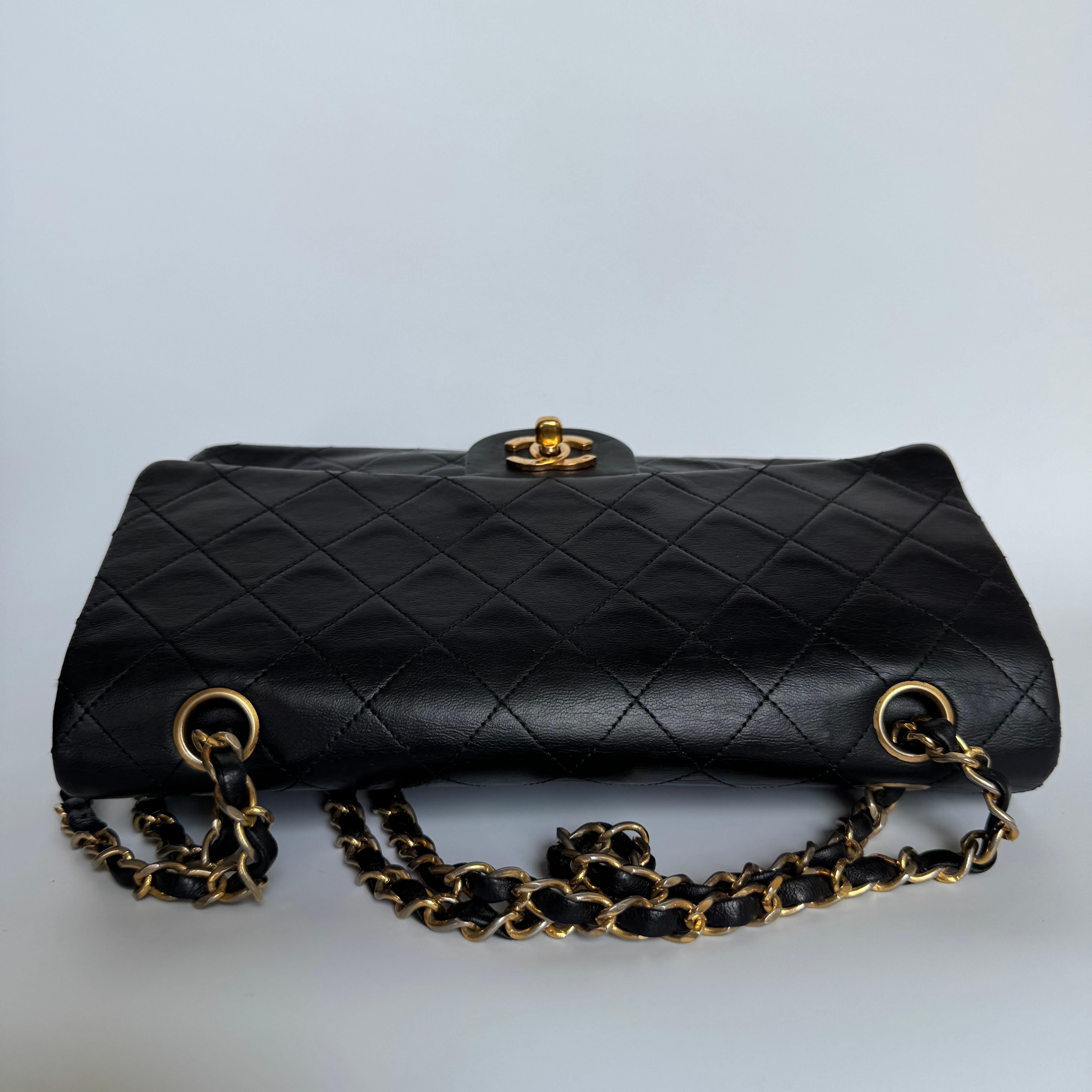 Chanel Classic Flap Vintage Schwarzes Lammfell Leder mit 24k Gold Hardware 1989-1 im Angebot 4
