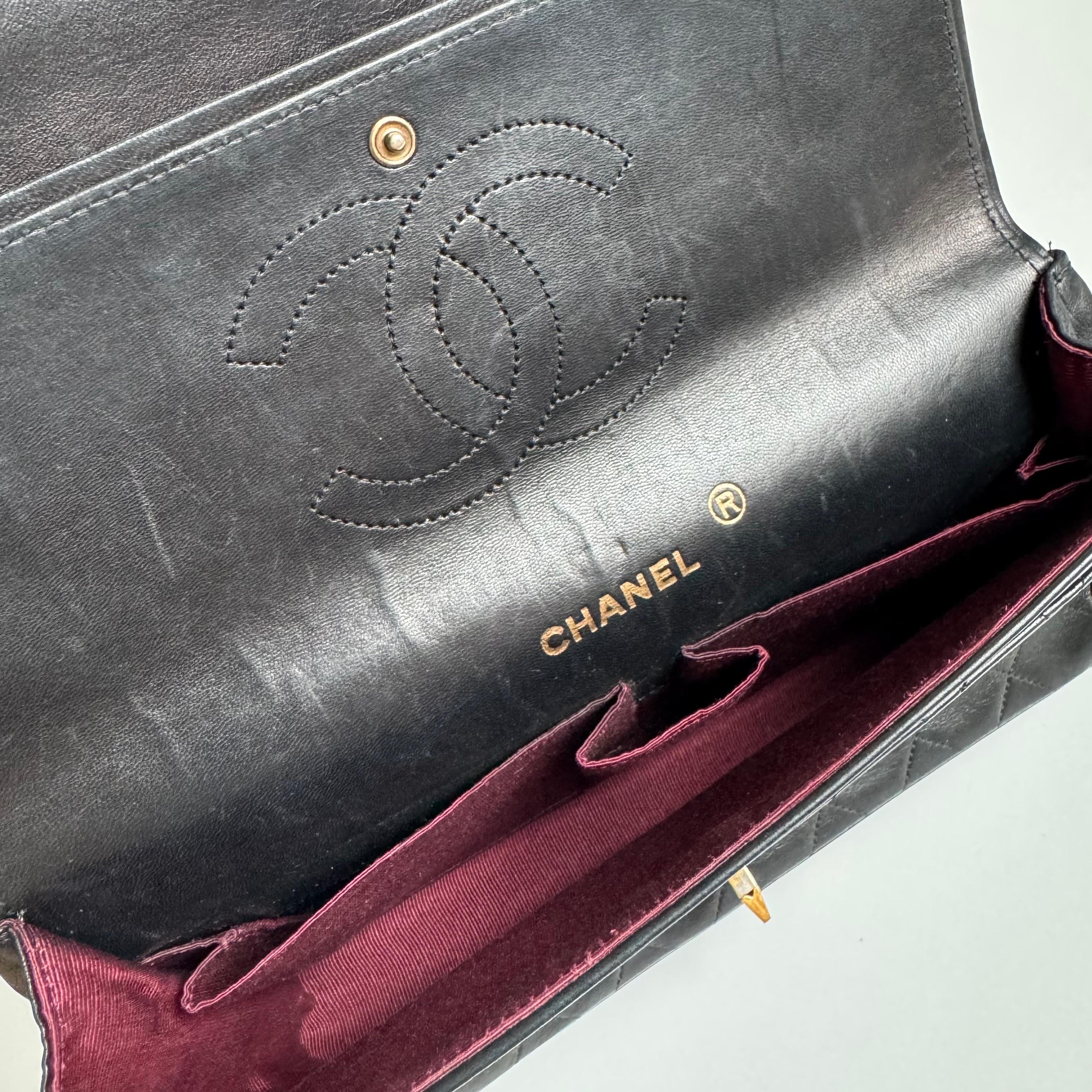 Chanel Classic Leather Vintage Cuir d'agneau noir avec chaîne en or 24k en vente 5