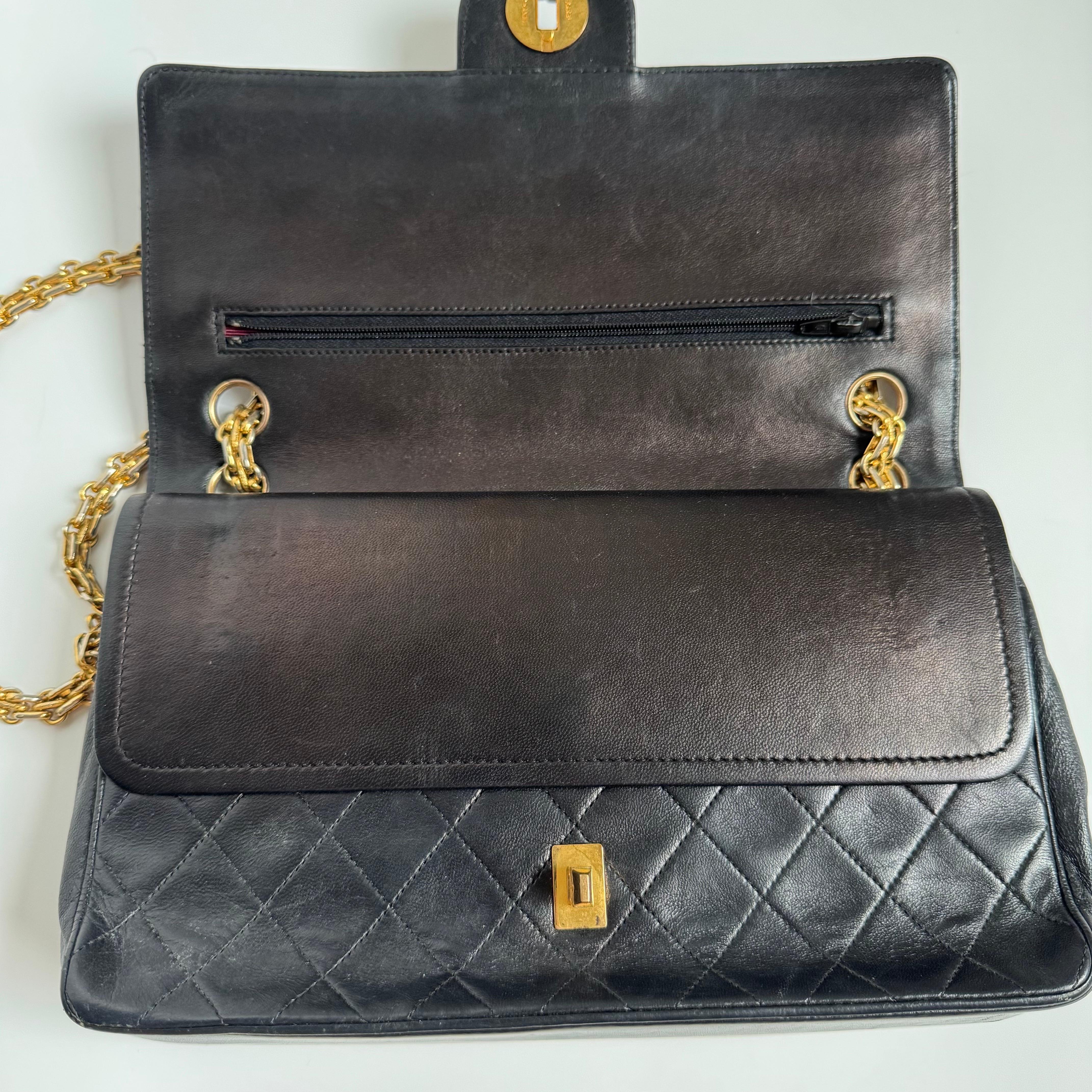 Chanel Classic Leather Vintage Cuir d'agneau noir avec chaîne en or 24k en vente 7