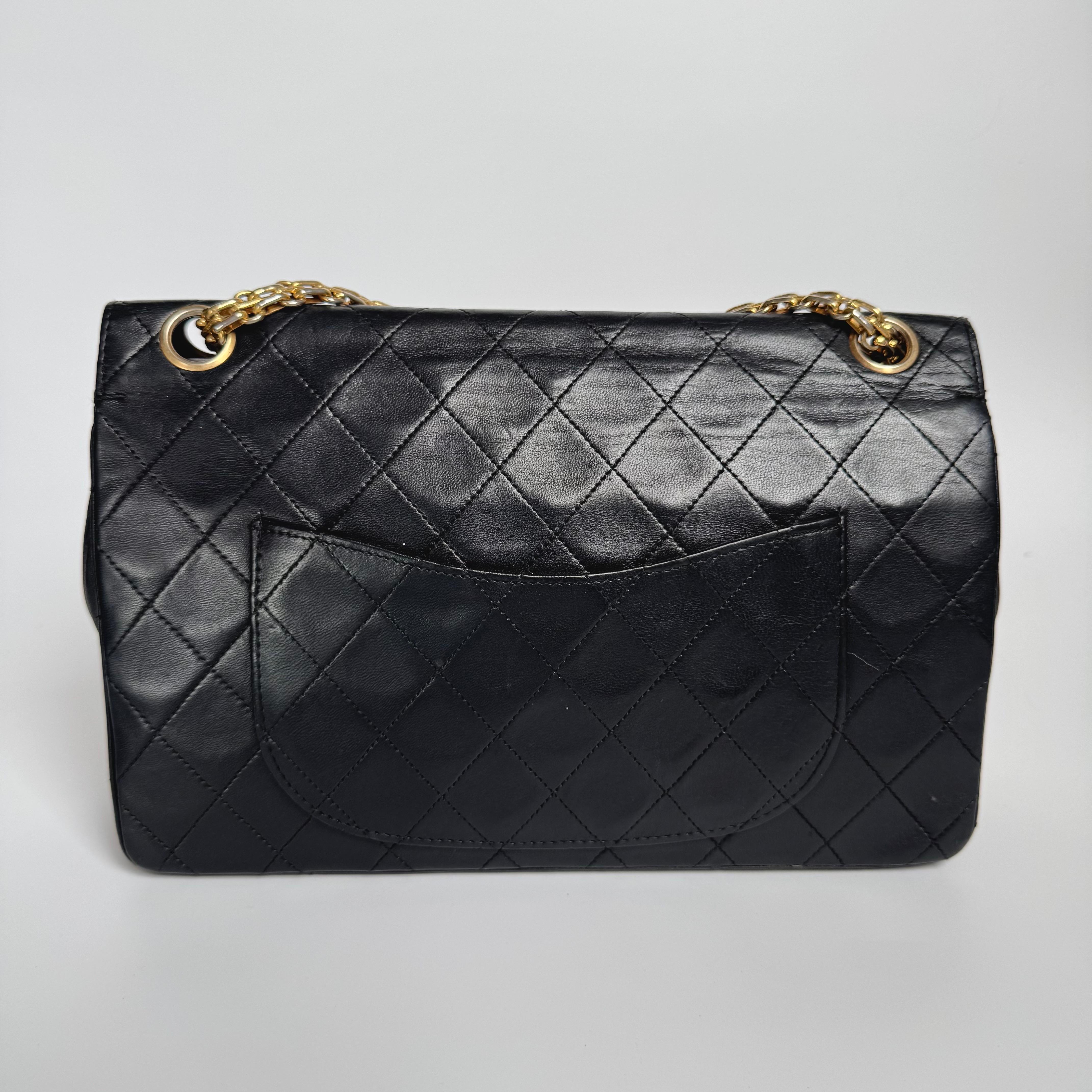 Noir Chanel Classic Leather Vintage Cuir d'agneau noir avec chaîne en or 24k en vente