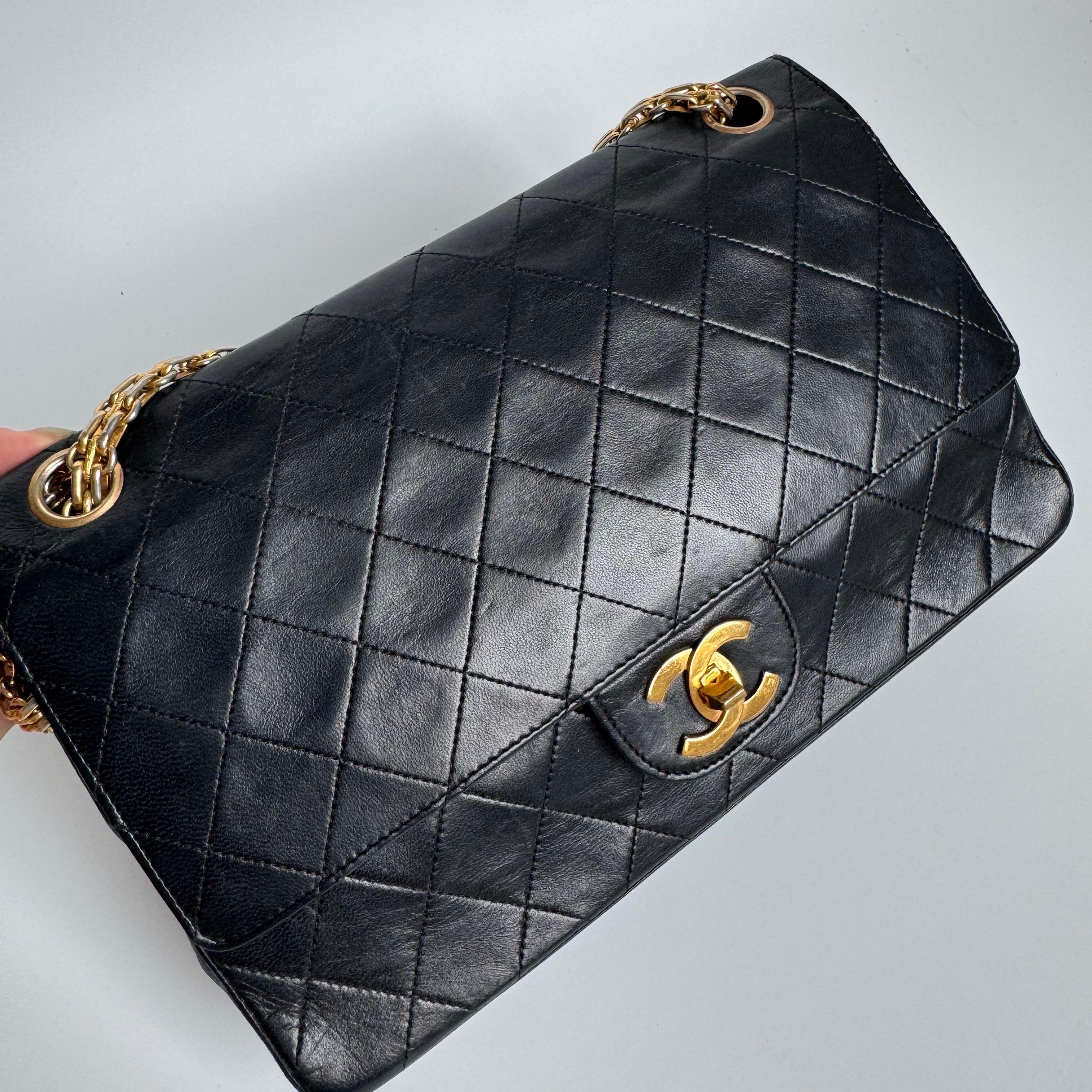 Chanel Classic Leather Vintage Cuir d'agneau noir avec chaîne en or 24k en vente 2