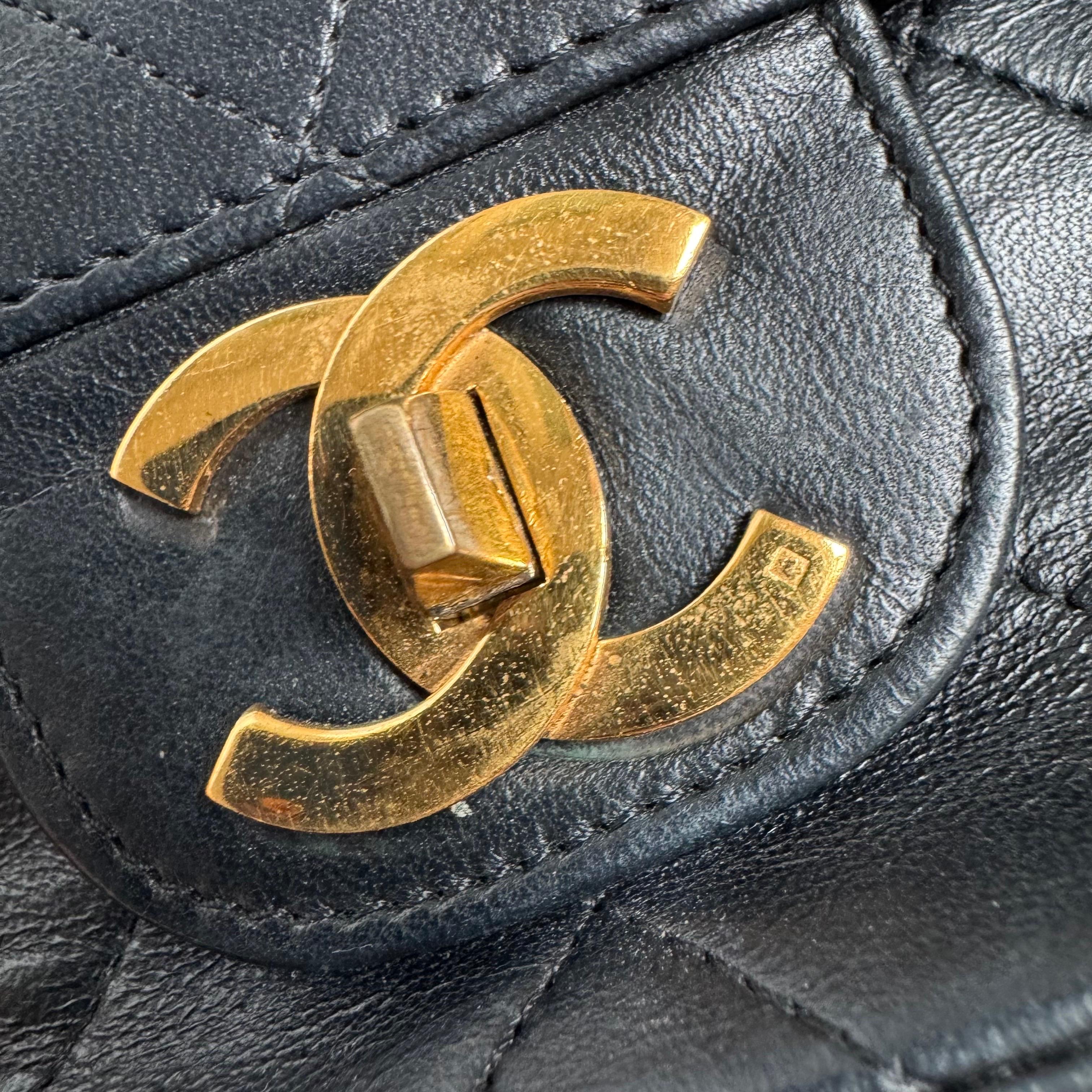 Chanel Classic Leather Vintage Cuir d'agneau noir avec chaîne en or 24k en vente 4