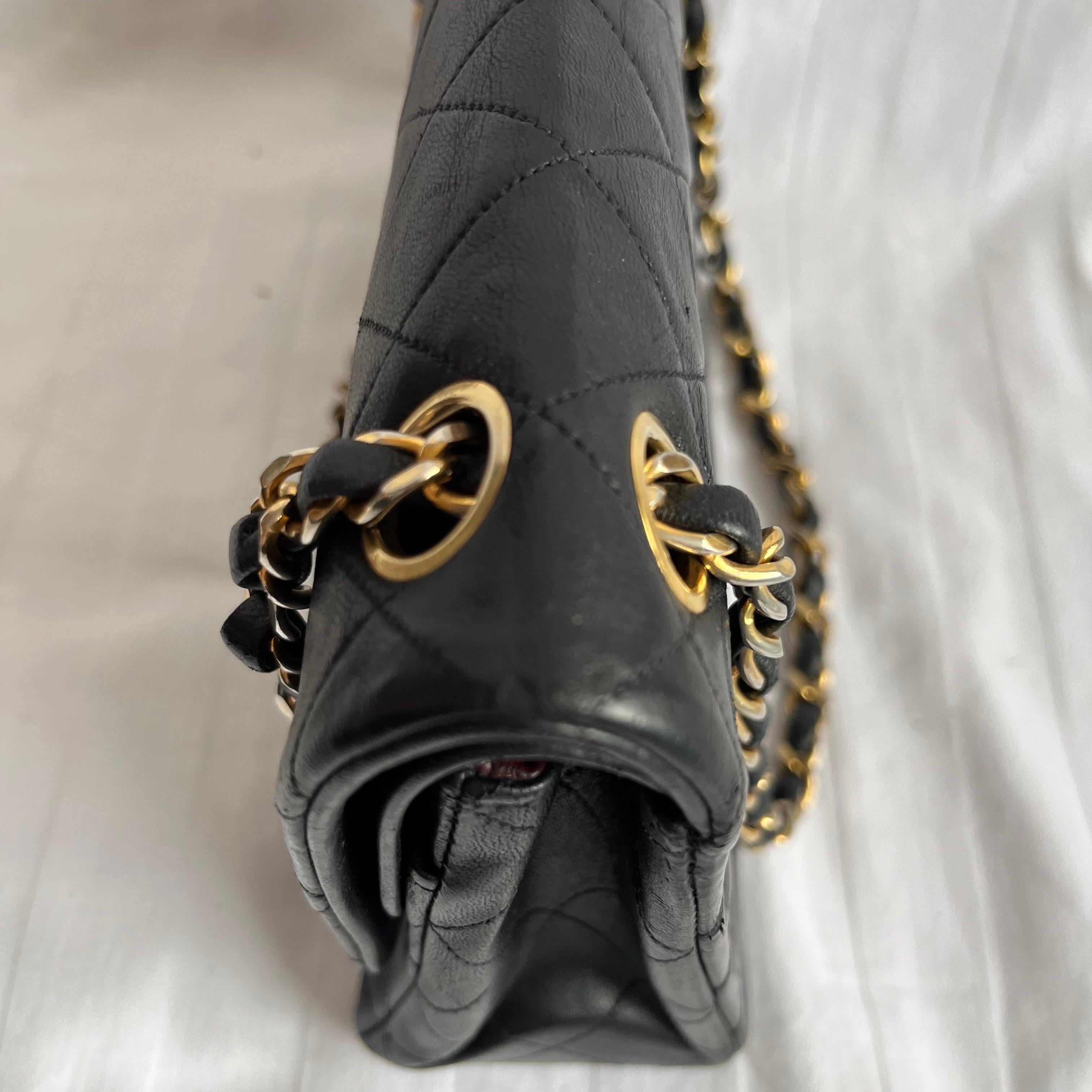 Chanel Classic Flap Vintage Schwarzes Lammfell-Leder mit 24k Gold Hardware im Angebot 6