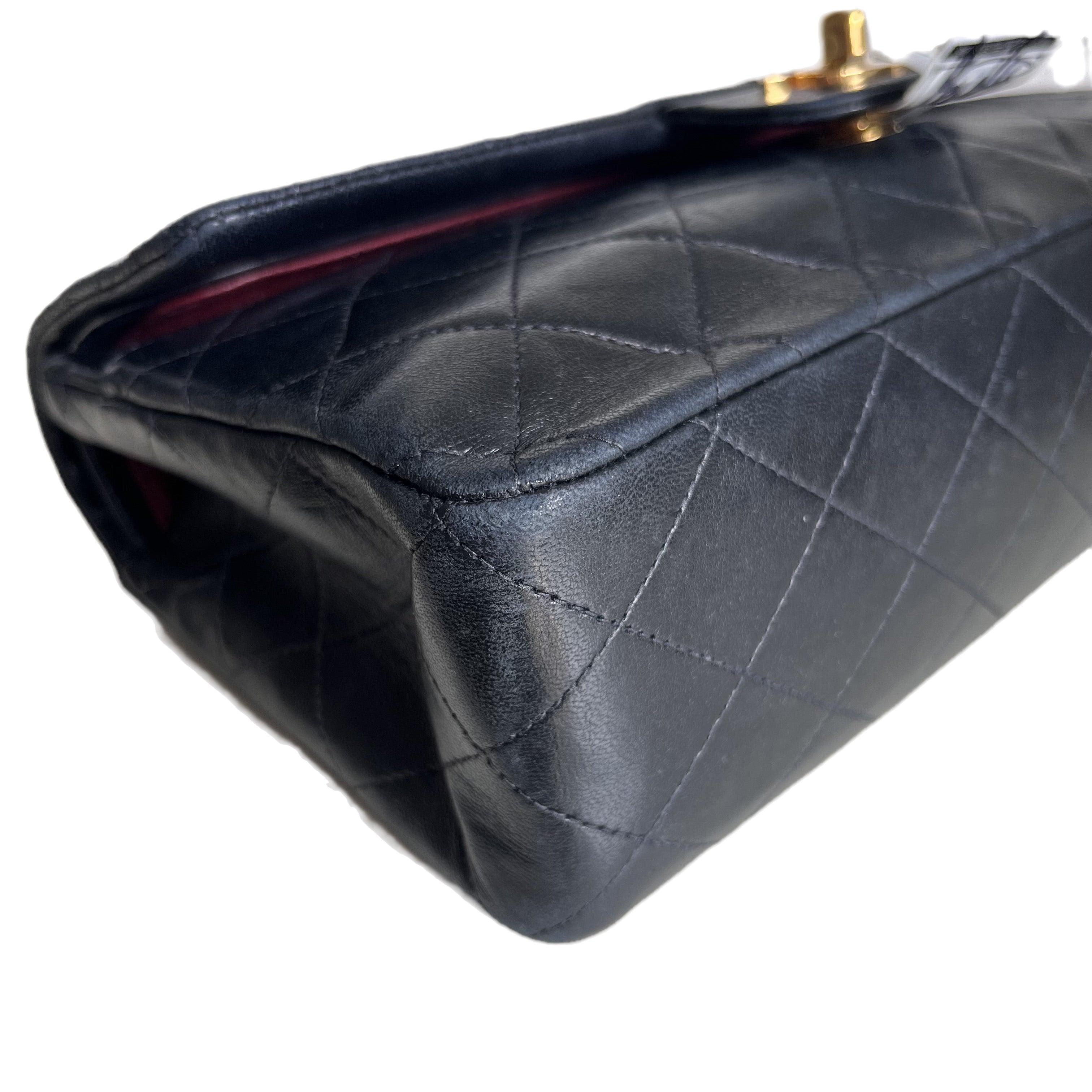 Chanel Classic Flap Vintage Schwarzes Lammfell-Leder mit 24k Gold Hardware im Angebot 9