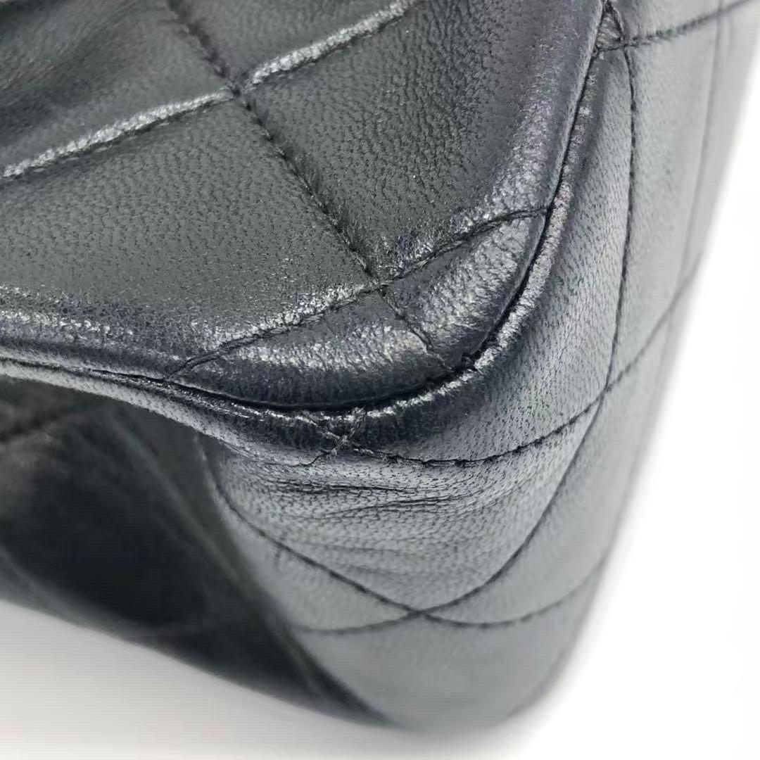 Chanel Classic Flap Vintage en cuir d'agneau noir avec accessoires en or 24k en vente 8