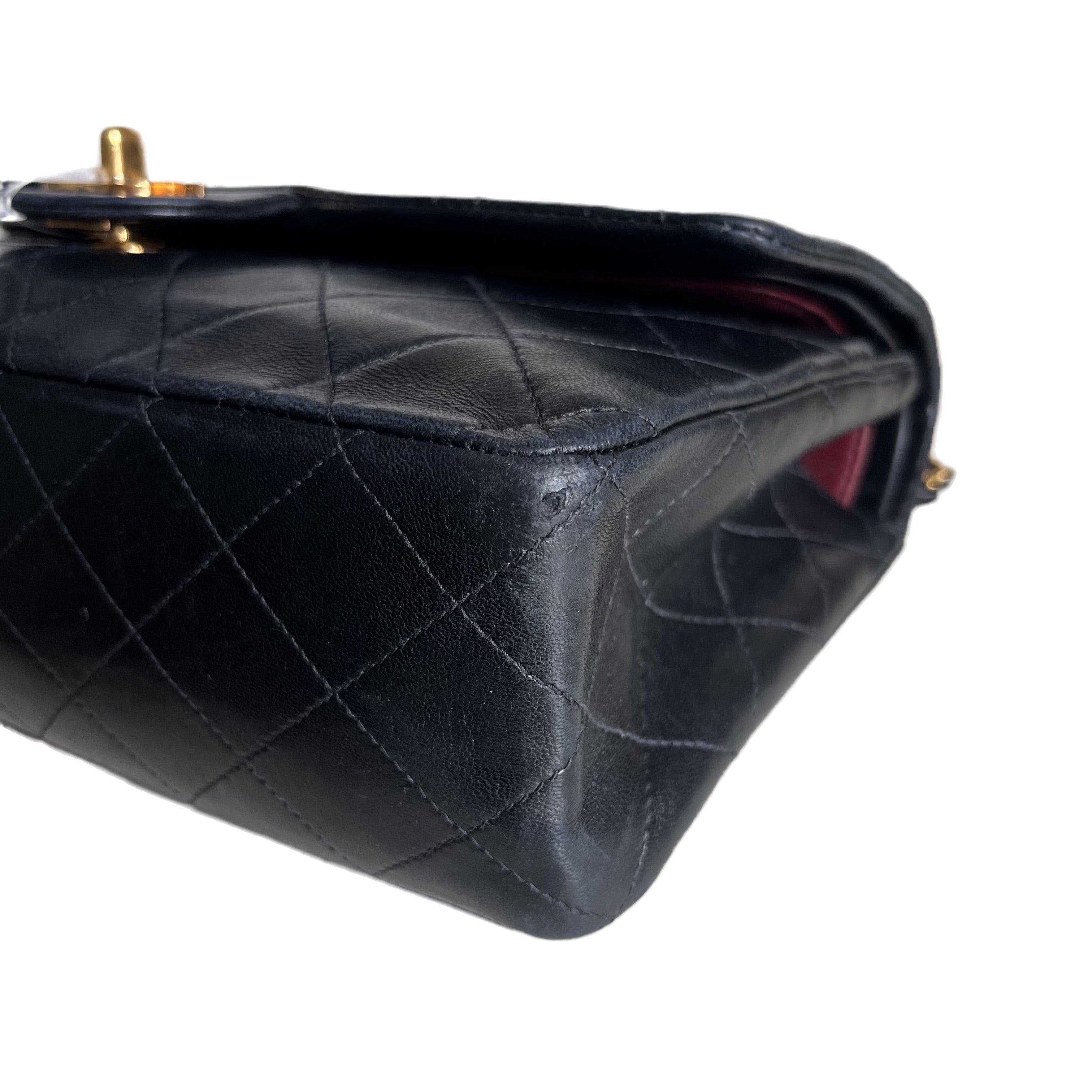 Chanel Classic Flap Vintage Schwarzes Lammfell-Leder mit 24k Gold Hardware im Angebot 10