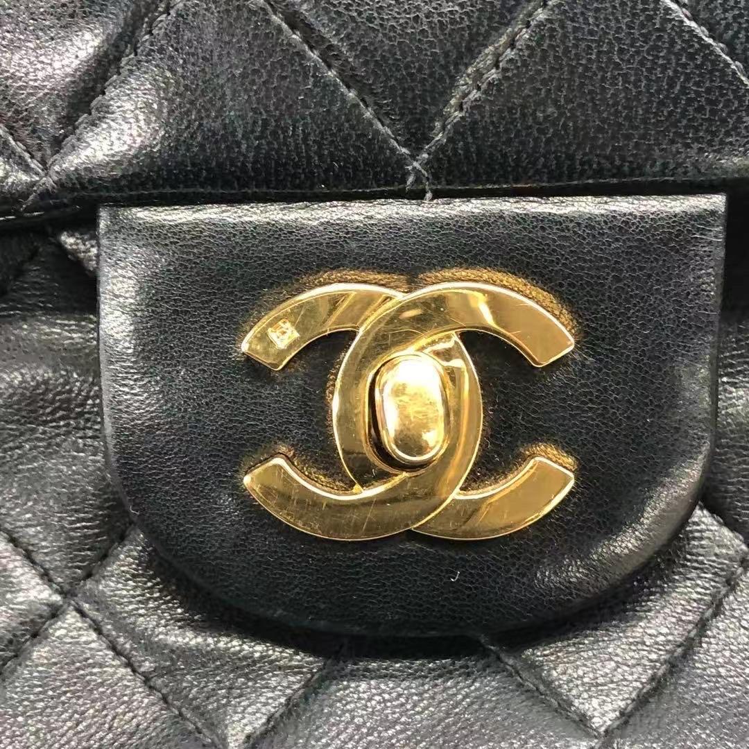 Chanel Classic Flap Vintage en cuir d'agneau noir avec accessoires en or 24k en vente 9