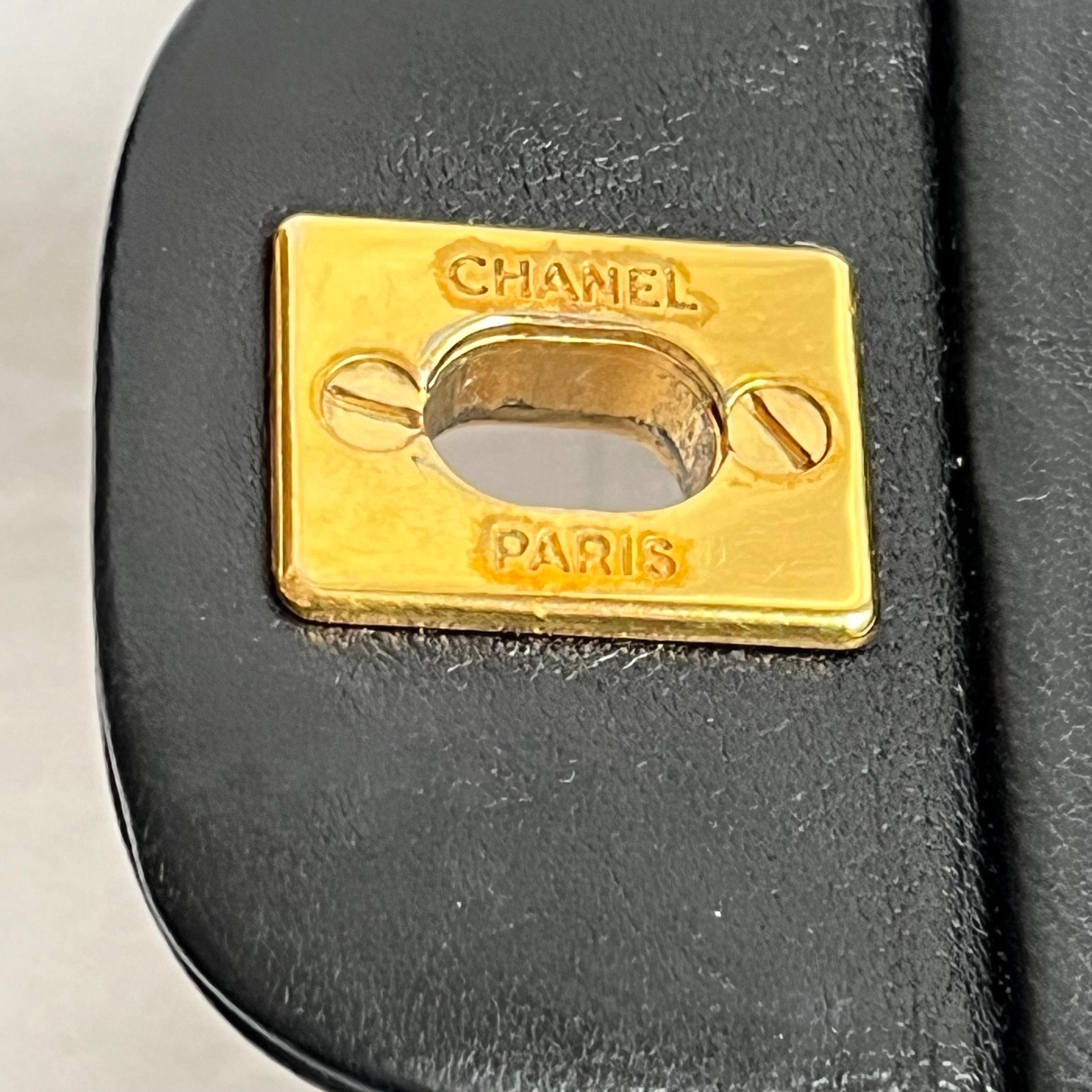 Chanel Classic Flap Vintage Schwarzes Lammfell-Leder mit 24k Gold Hardware im Angebot 11