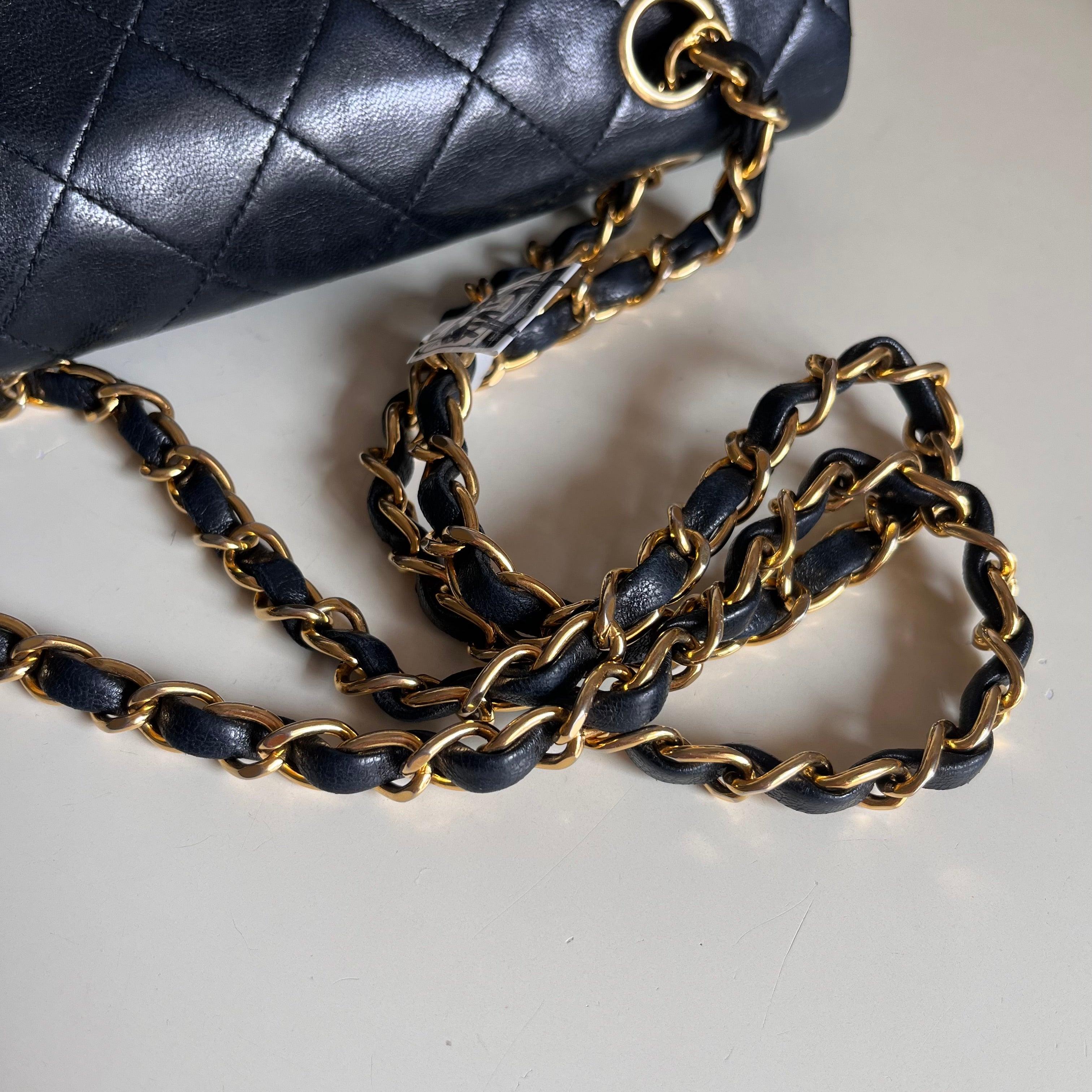 Chanel Classic Flap Vintage Schwarzes Lammfell-Leder mit 24k Gold Hardware im Angebot 12