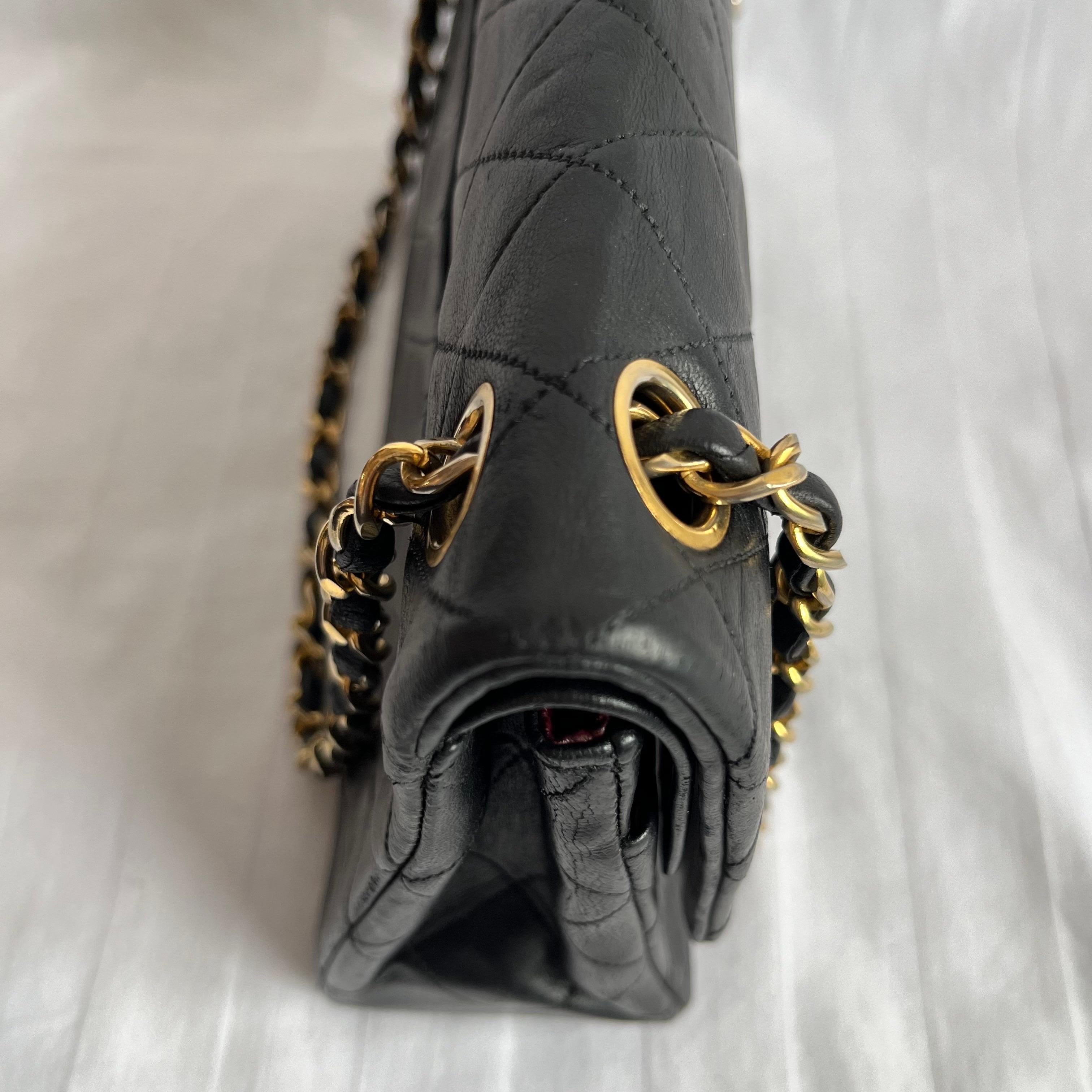 Chanel Classic Flap Vintage Schwarzes Lammfell-Leder mit 24k Gold Hardware im Angebot 12