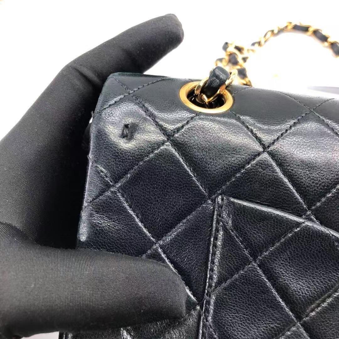 Chanel Classic Flap Vintage en cuir d'agneau noir avec accessoires en or 24k en vente 12
