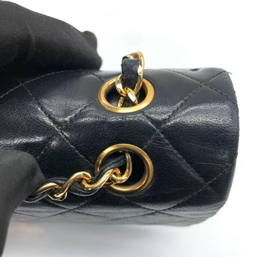 Chanel Classic Flap Vintage en cuir d'agneau noir avec accessoires en or 24k en vente 13