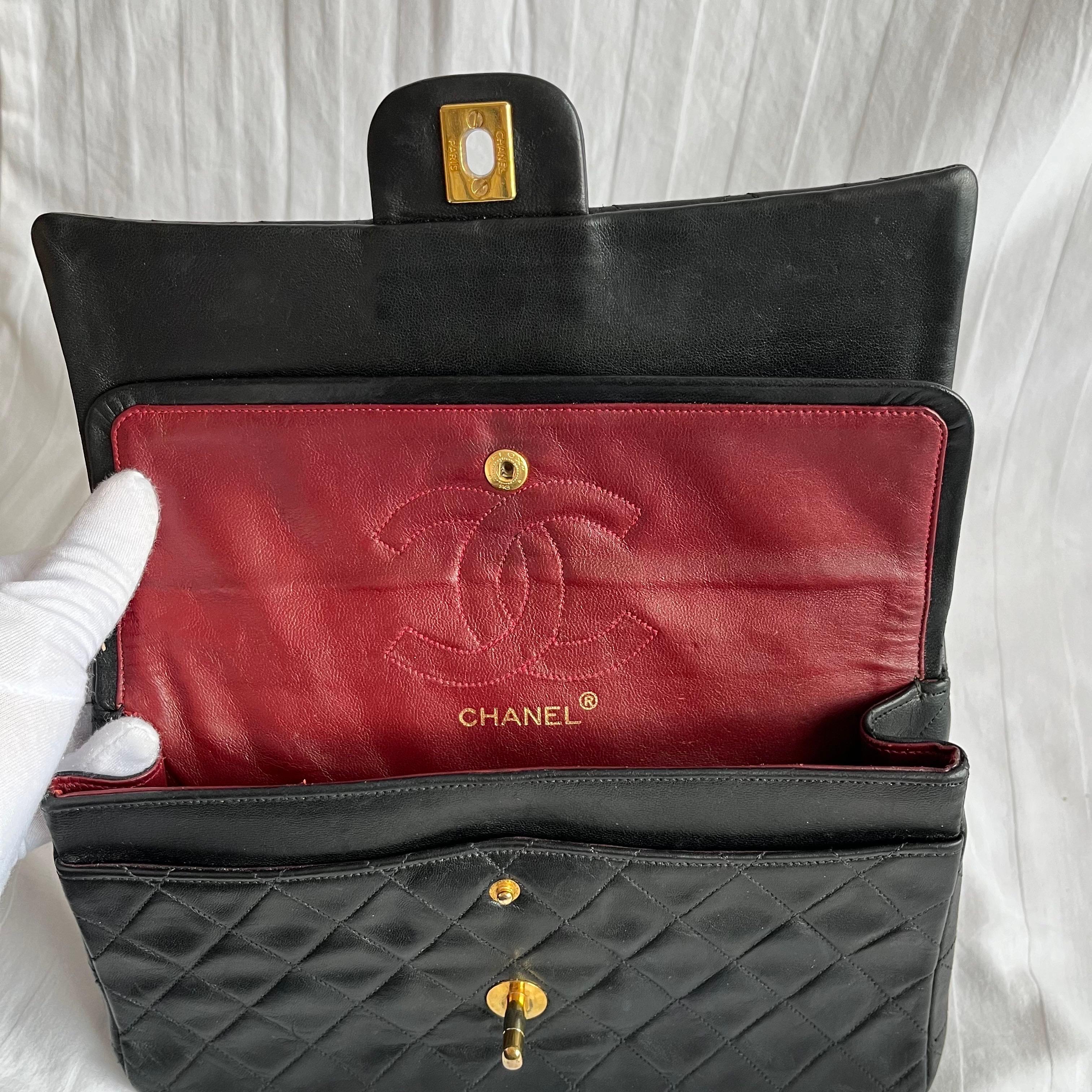 Chanel Classic Flap Vintage Schwarzes Lammfell-Leder mit 24k Gold Hardware im Angebot 14