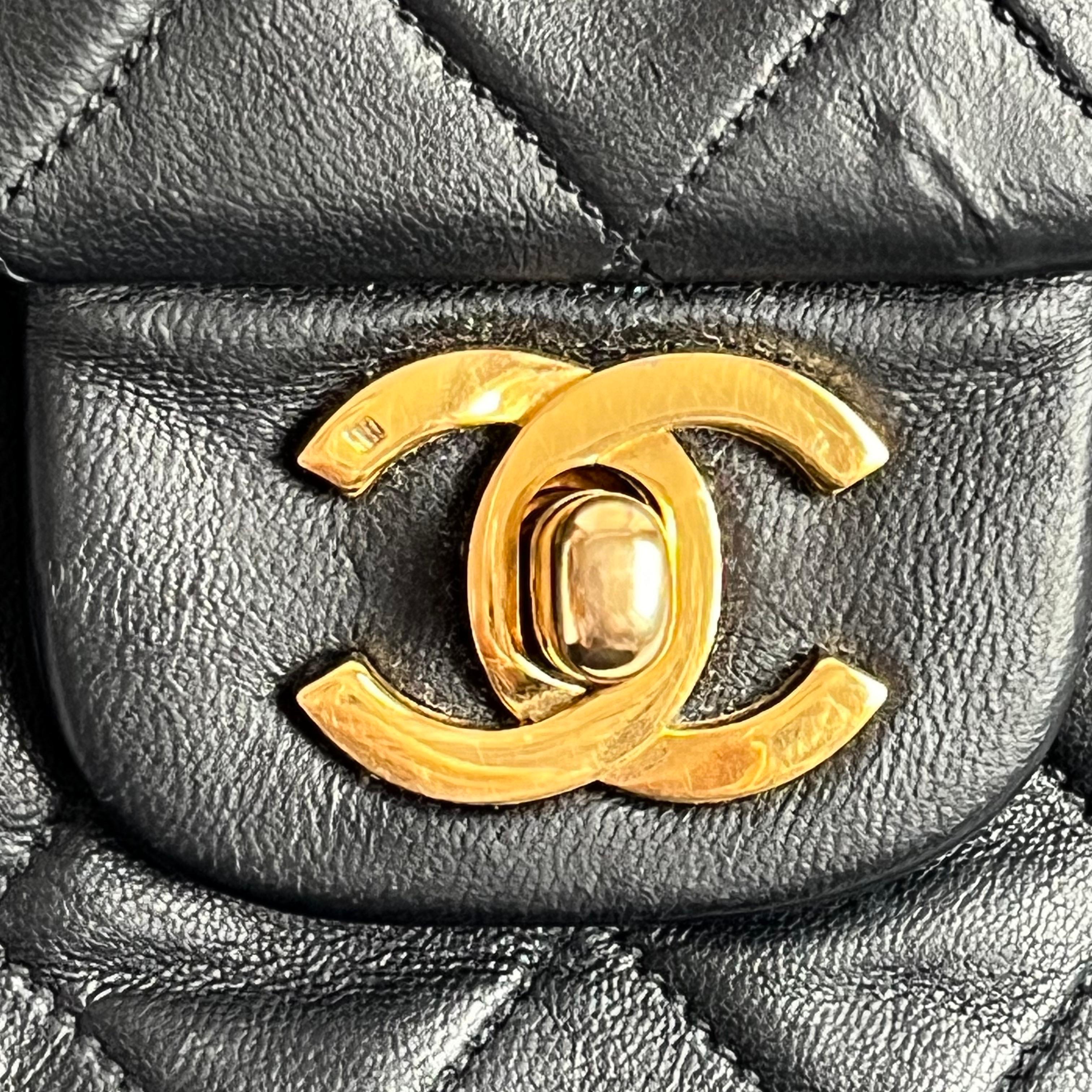 Chanel Classic Flap Vintage Schwarzes Lammfell-Leder mit 24k Gold Hardware im Angebot 15