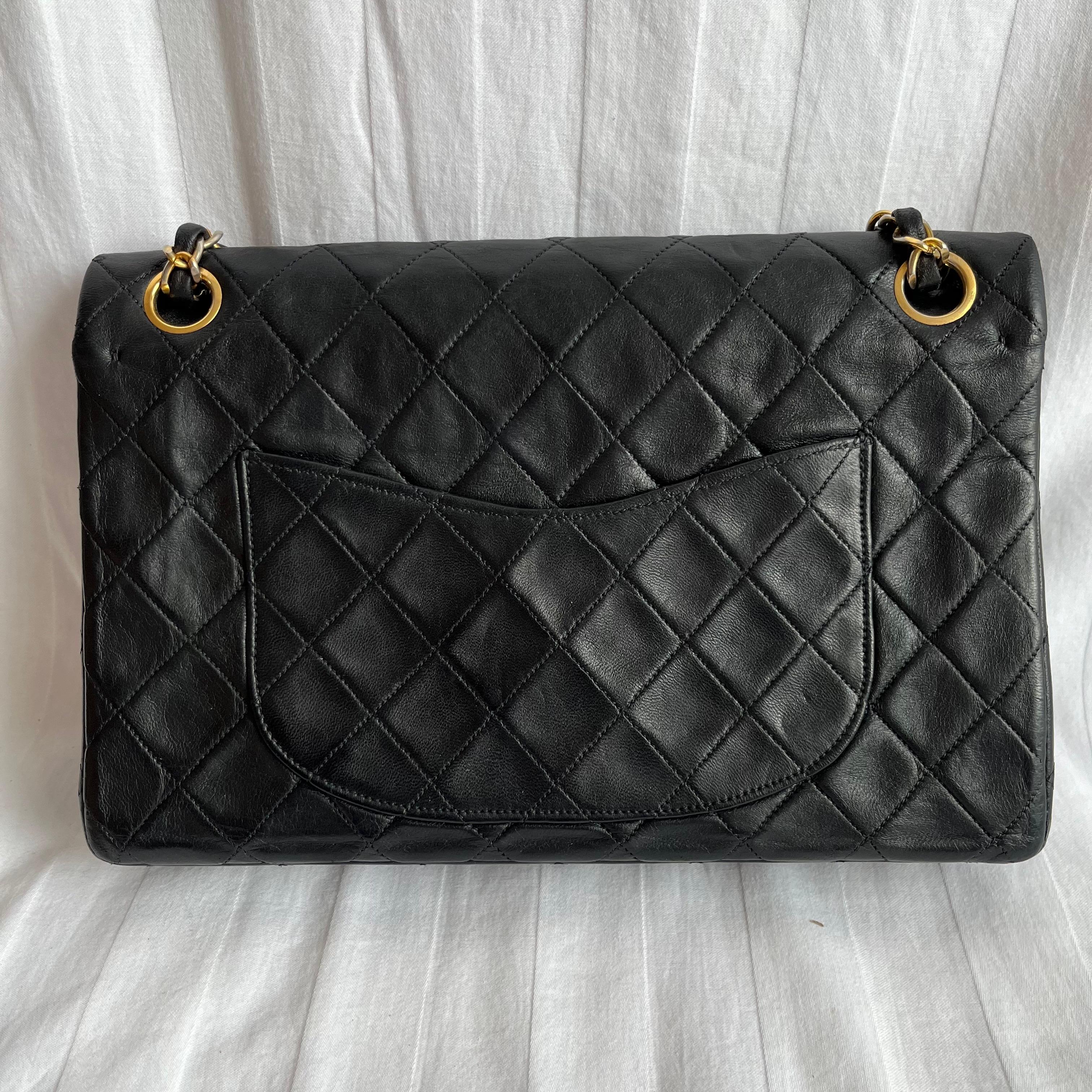 Chanel Classic Flap Vintage Schwarzes Lammfell-Leder mit 24k Gold Hardware
Dies sind professionelle Fotos der tatsächlich von Luxbags angebotenen Tasche.
Diese einmalige Chanel Classic Flap Vintage Tasche strahlt Raffinesse und zeitlose Eleganz aus.