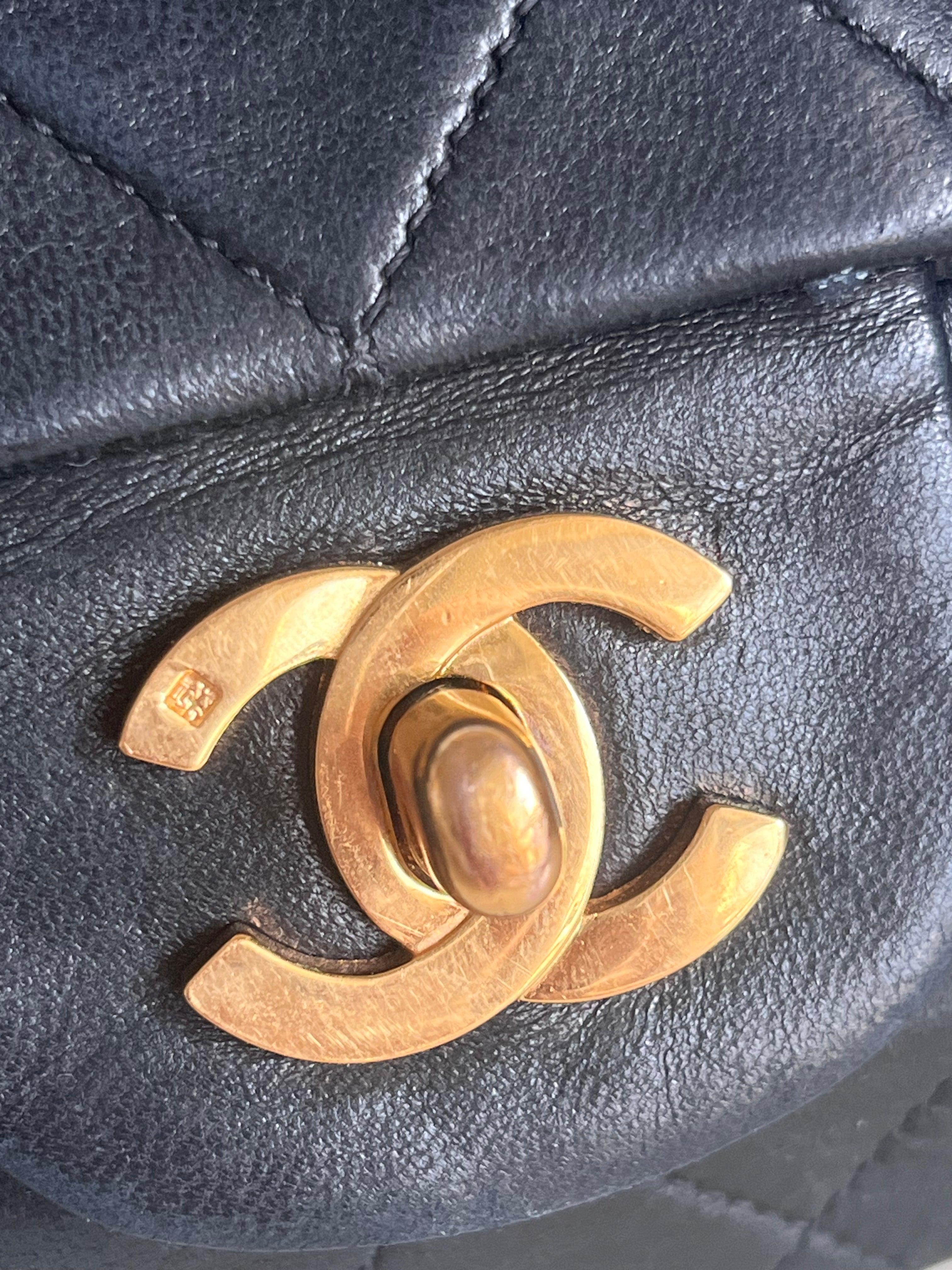 Chanel Classic Flap Vintage Schwarzes Lammfell-Leder mit 24k Gold Hardware
 Dies sind professionelle Fotos der tatsächlich von Luxbags angebotenen Tasche.
 Diese einmalige Chanel Classic Flap Vintage Tasche strahlt Raffinesse und zeitlose Eleganz