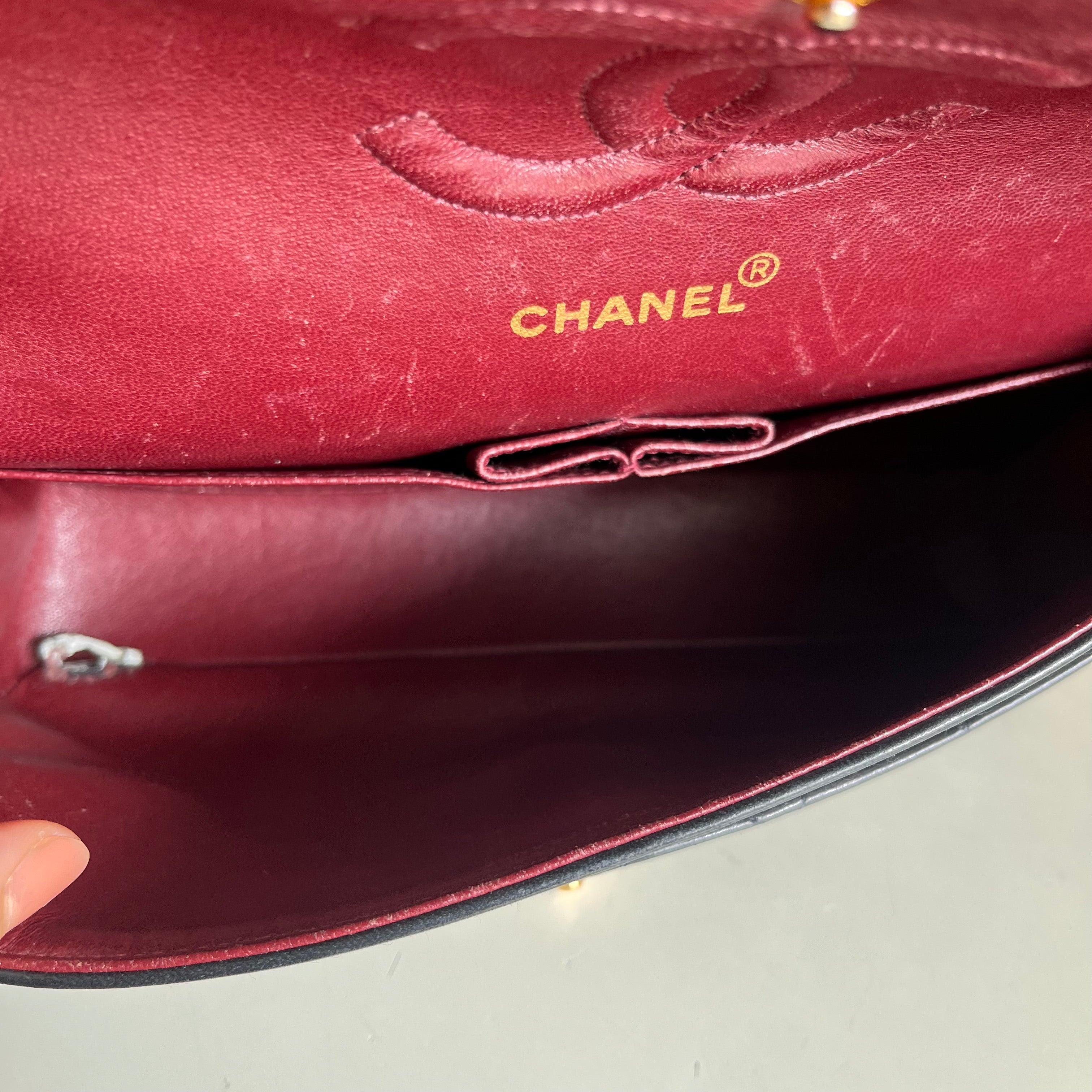 Chanel Classic Flap Vintage Schwarzes Lammfell-Leder mit 24k Gold Hardware im Angebot 16