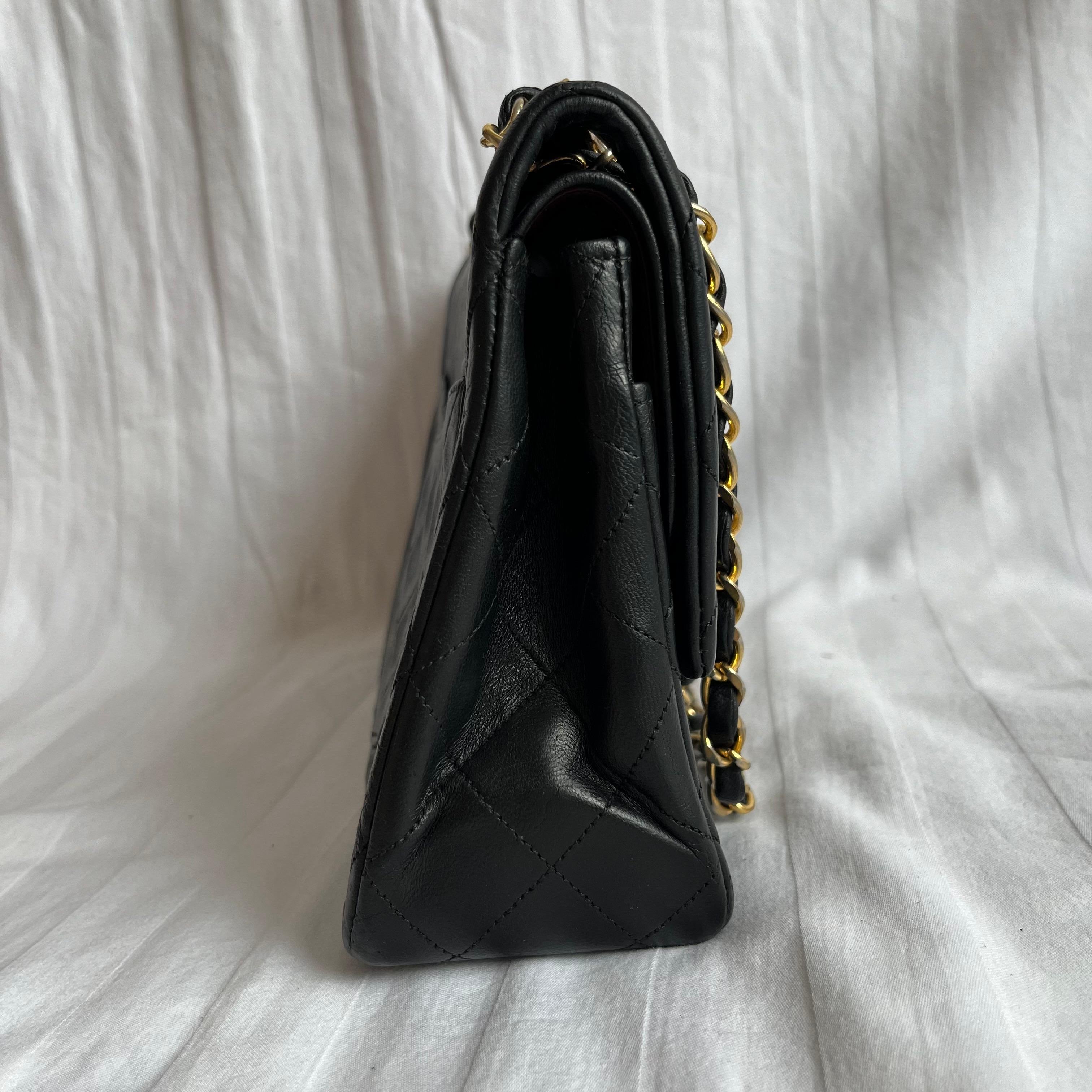 Chanel Classic Flap Vintage Schwarzes Lammfell-Leder mit 24k Gold Hardware im Zustand „Gut“ im Angebot in AUBERVILLIERS, FR