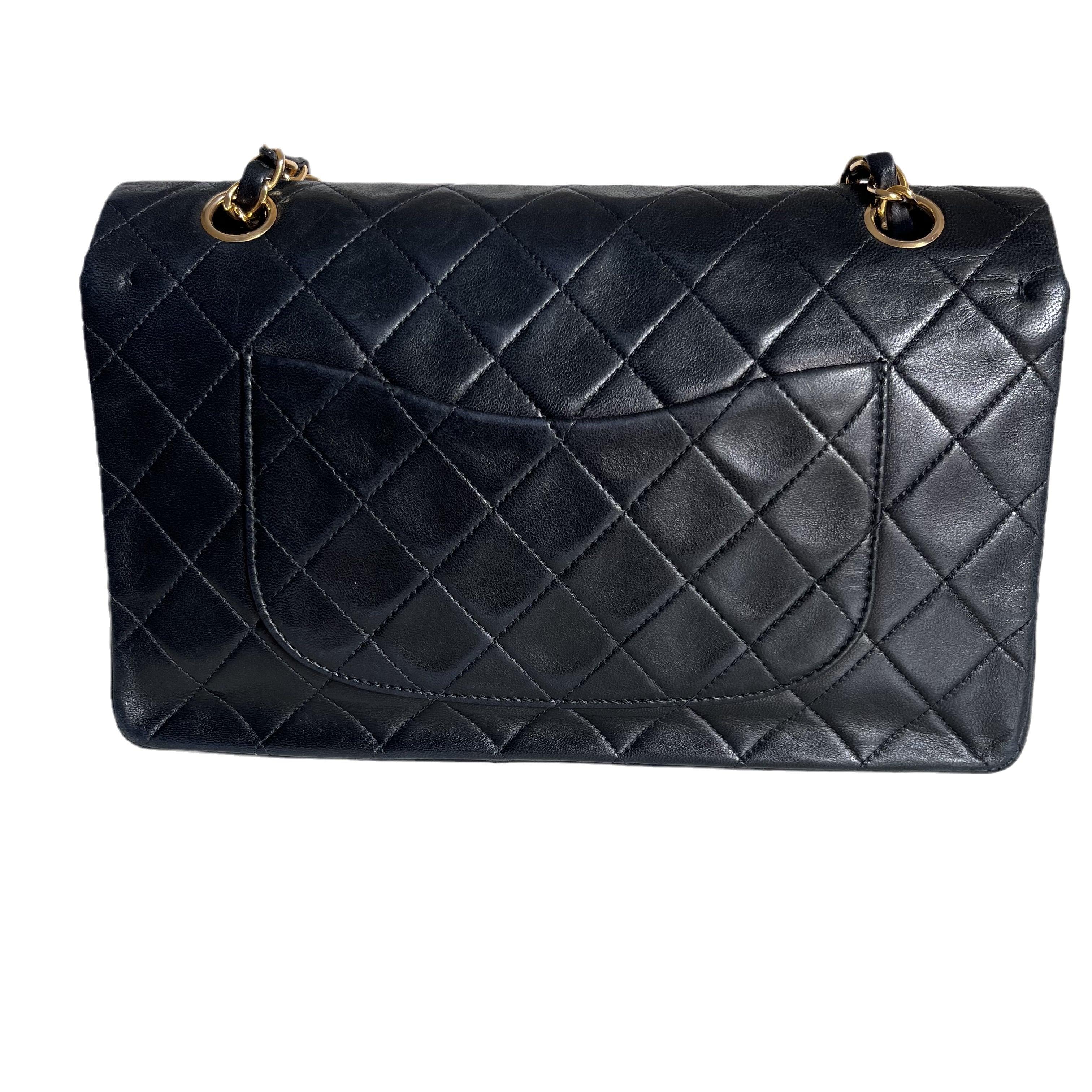 Chanel Classic Flap Vintage Schwarzes Lammfell-Leder mit 24k Gold Hardware im Zustand „Gut“ im Angebot in AUBERVILLIERS, FR