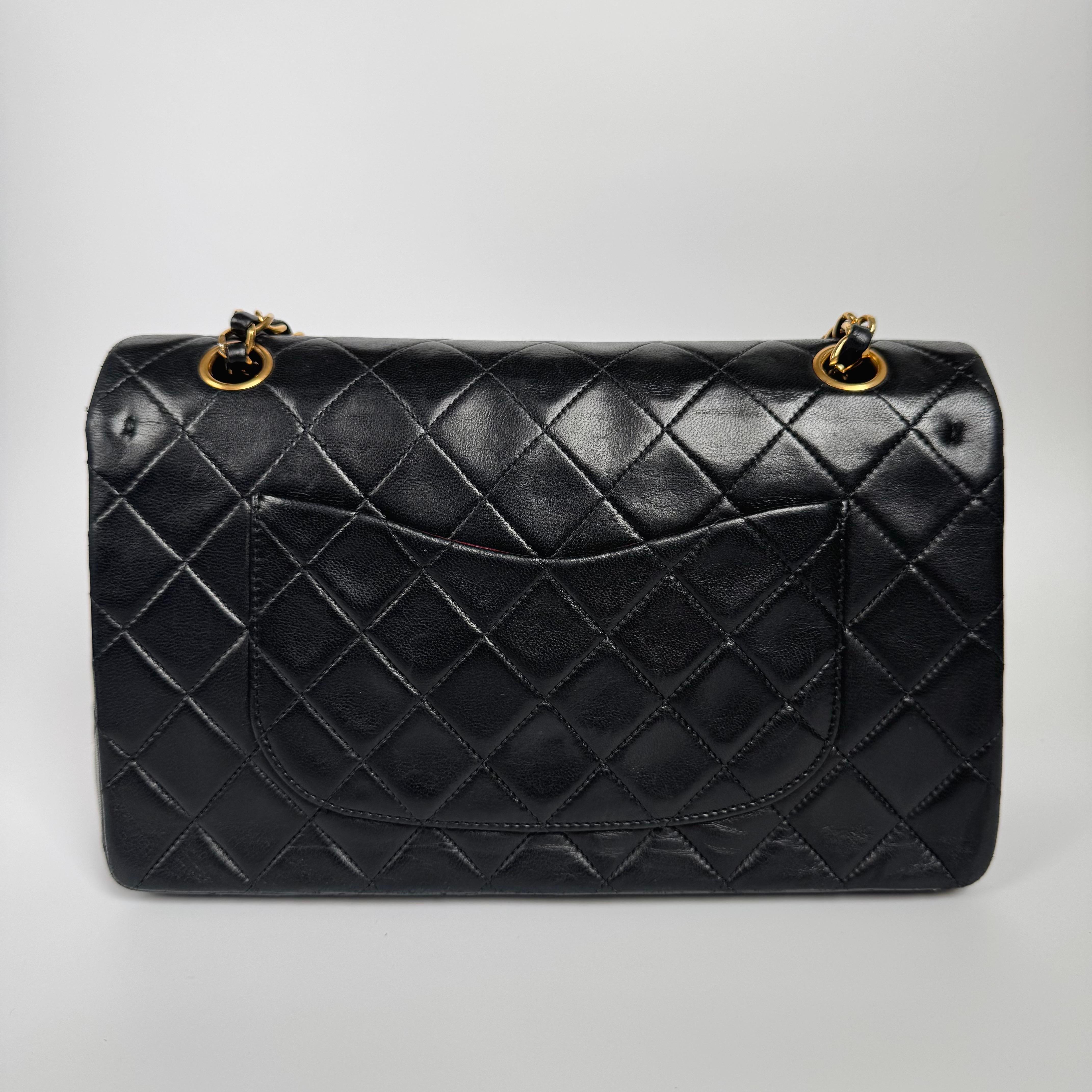 Noir Chanel Classic Flap Vintage en cuir d'agneau noir avec accessoires en or 24k en vente