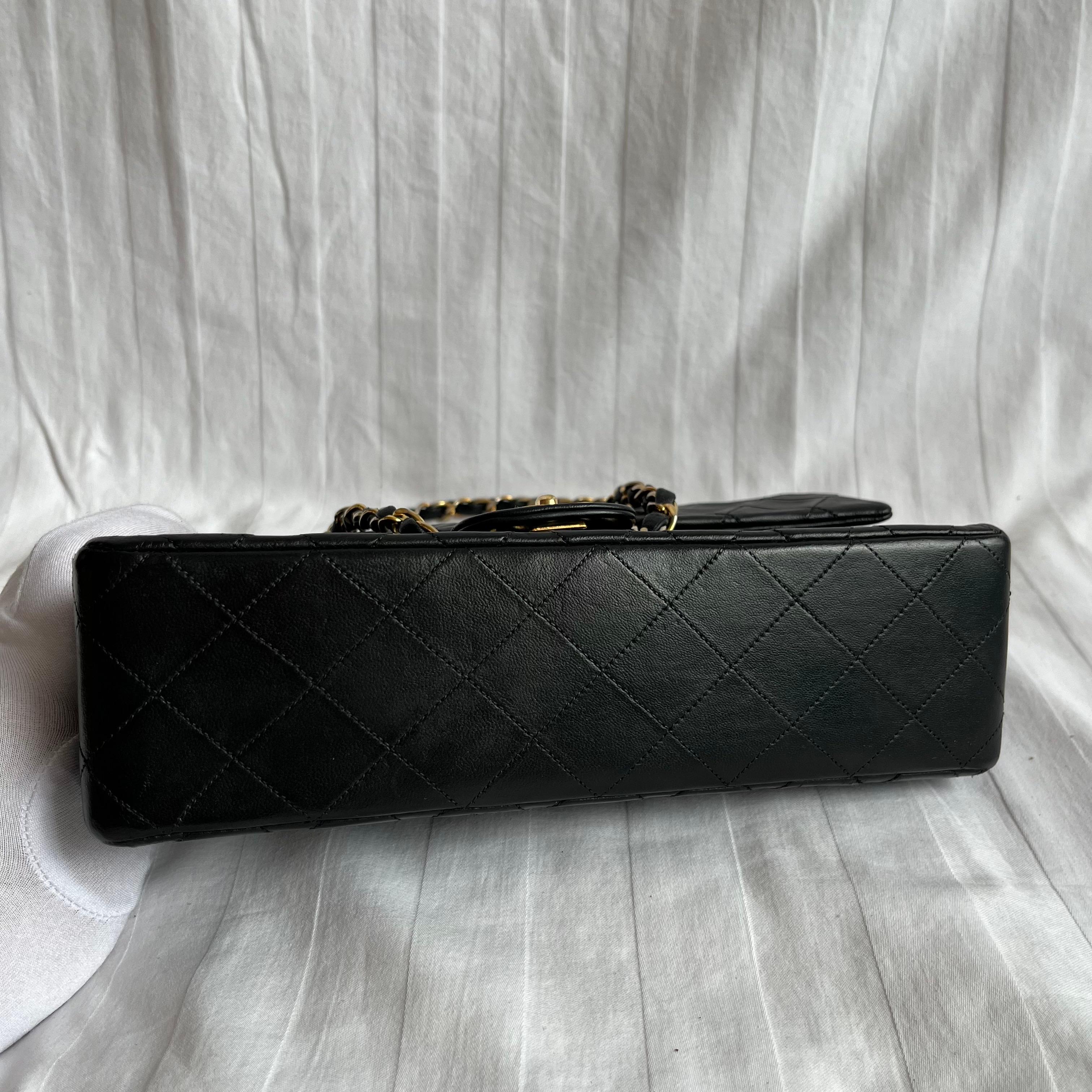 Chanel Classic Flap Vintage Schwarzes Lammfell-Leder mit 24k Gold Hardware Damen im Angebot