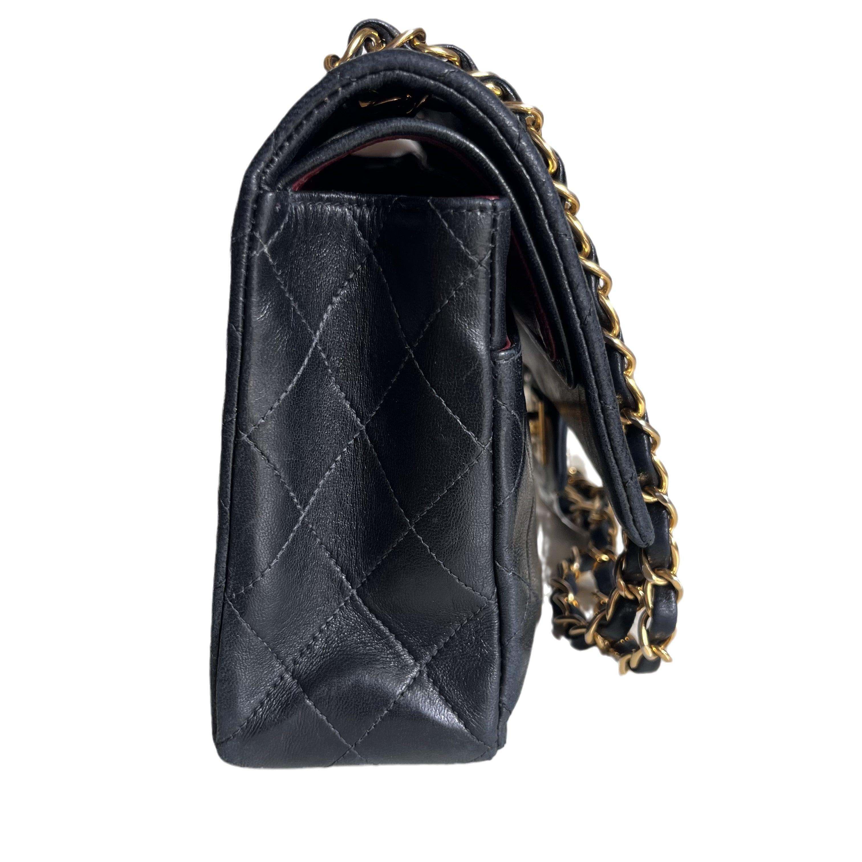 Chanel Classic Flap Vintage Schwarzes Lammfell-Leder mit 24k Gold Hardware Damen im Angebot