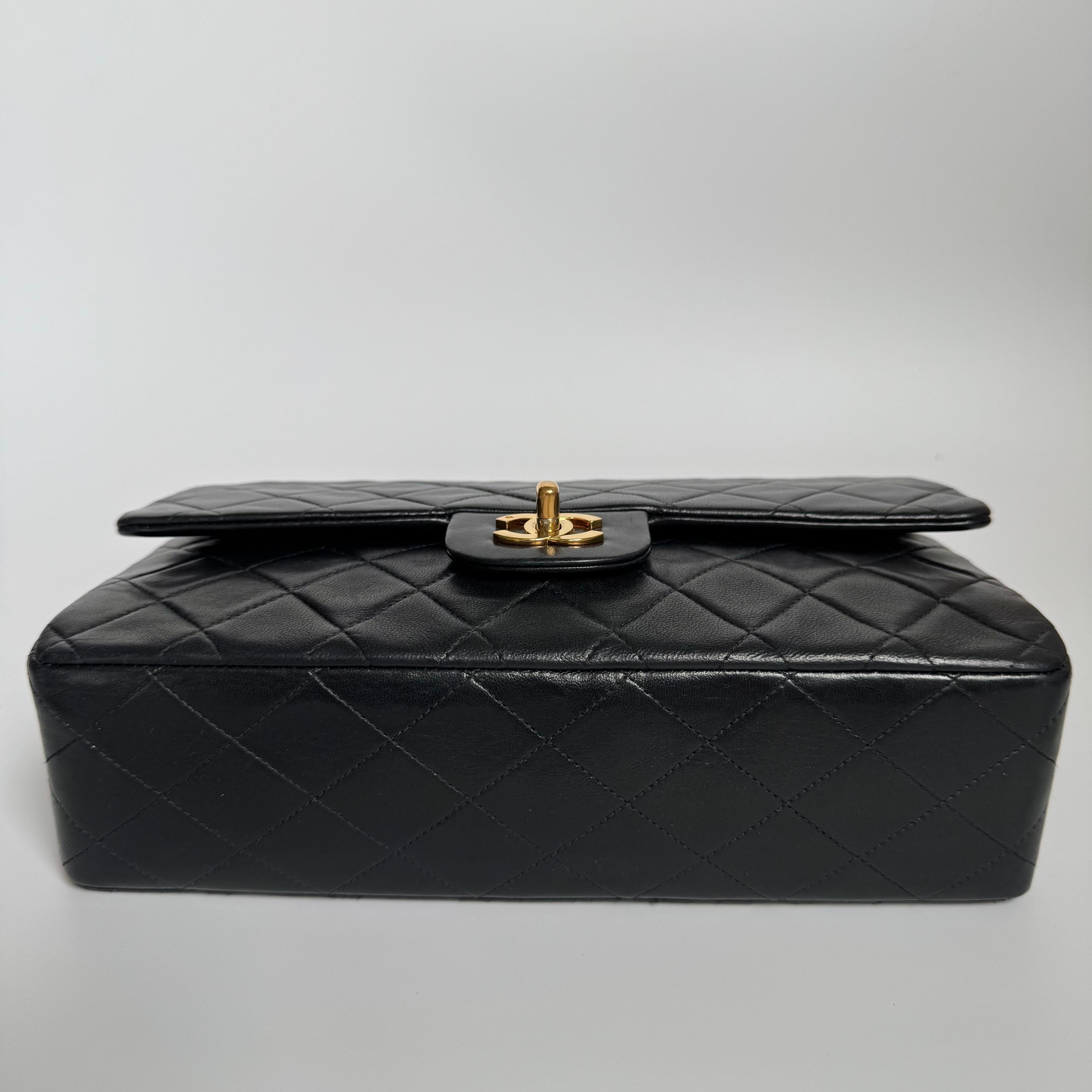 Chanel Classic Flap Vintage en cuir d'agneau noir avec accessoires en or 24k Bon état - En vente à AUBERVILLIERS, FR