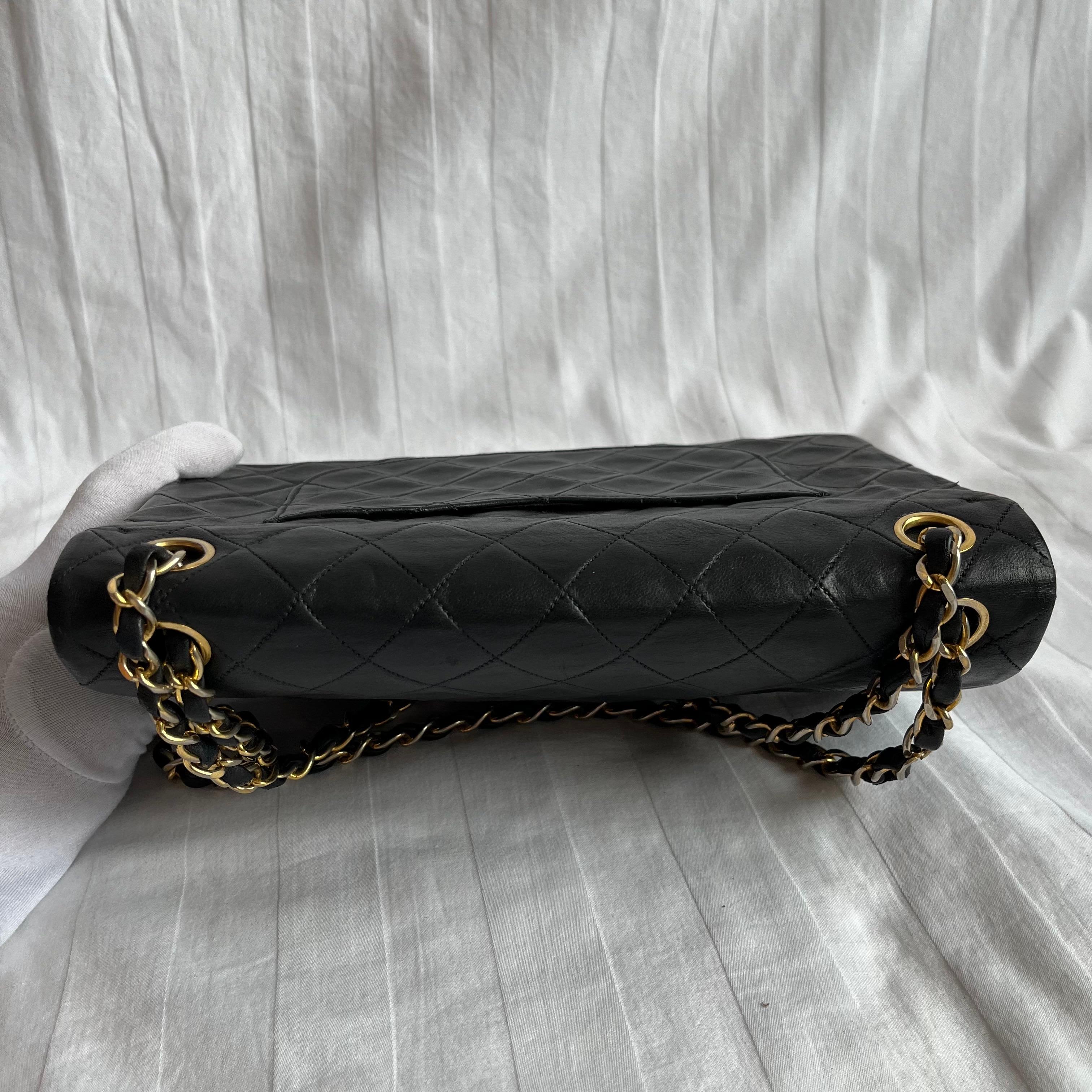 Chanel Classic Flap Vintage Schwarzes Lammfell-Leder mit 24k Gold Hardware im Angebot 1