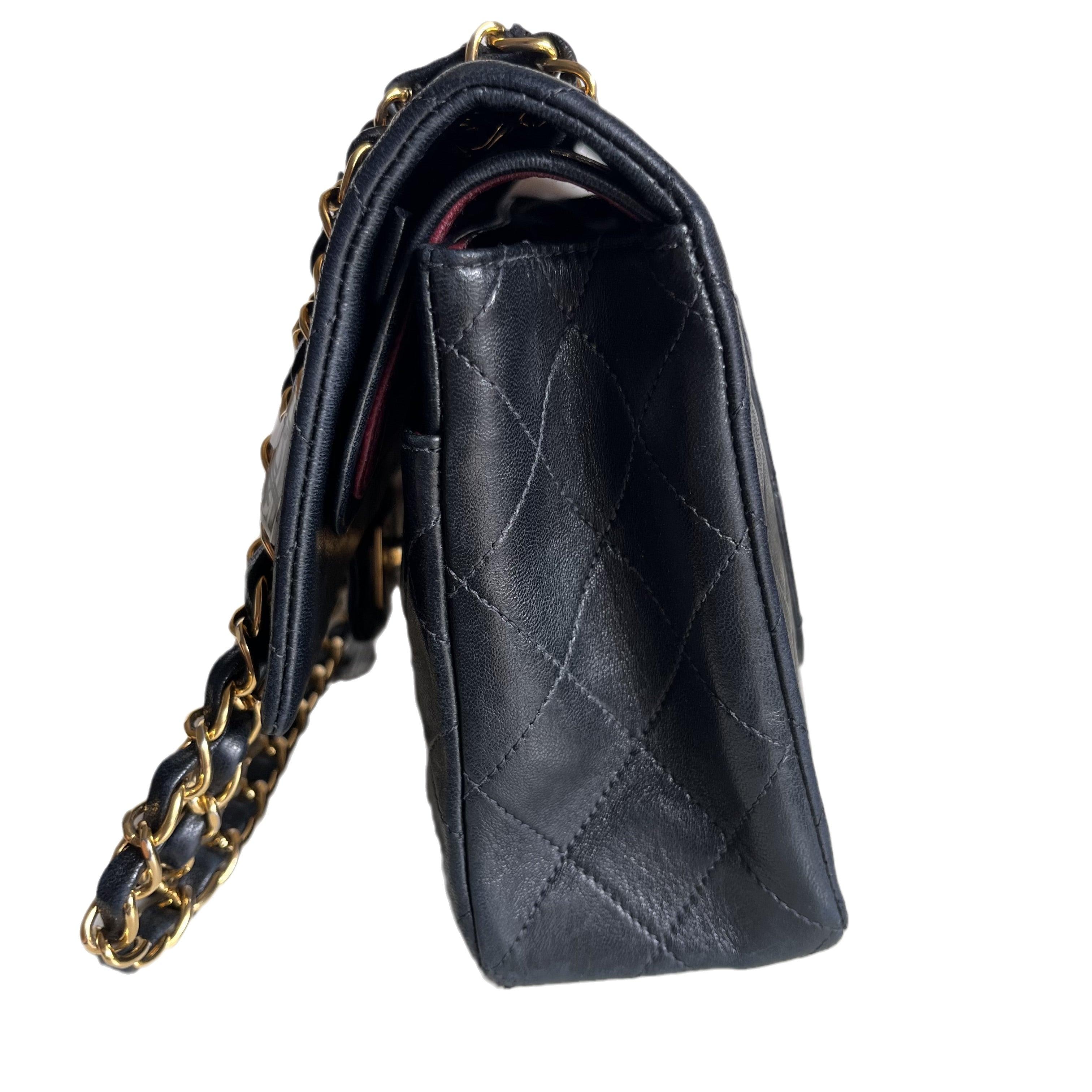 Chanel Classic Flap Vintage Schwarzes Lammfell-Leder mit 24k Gold Hardware im Angebot 1