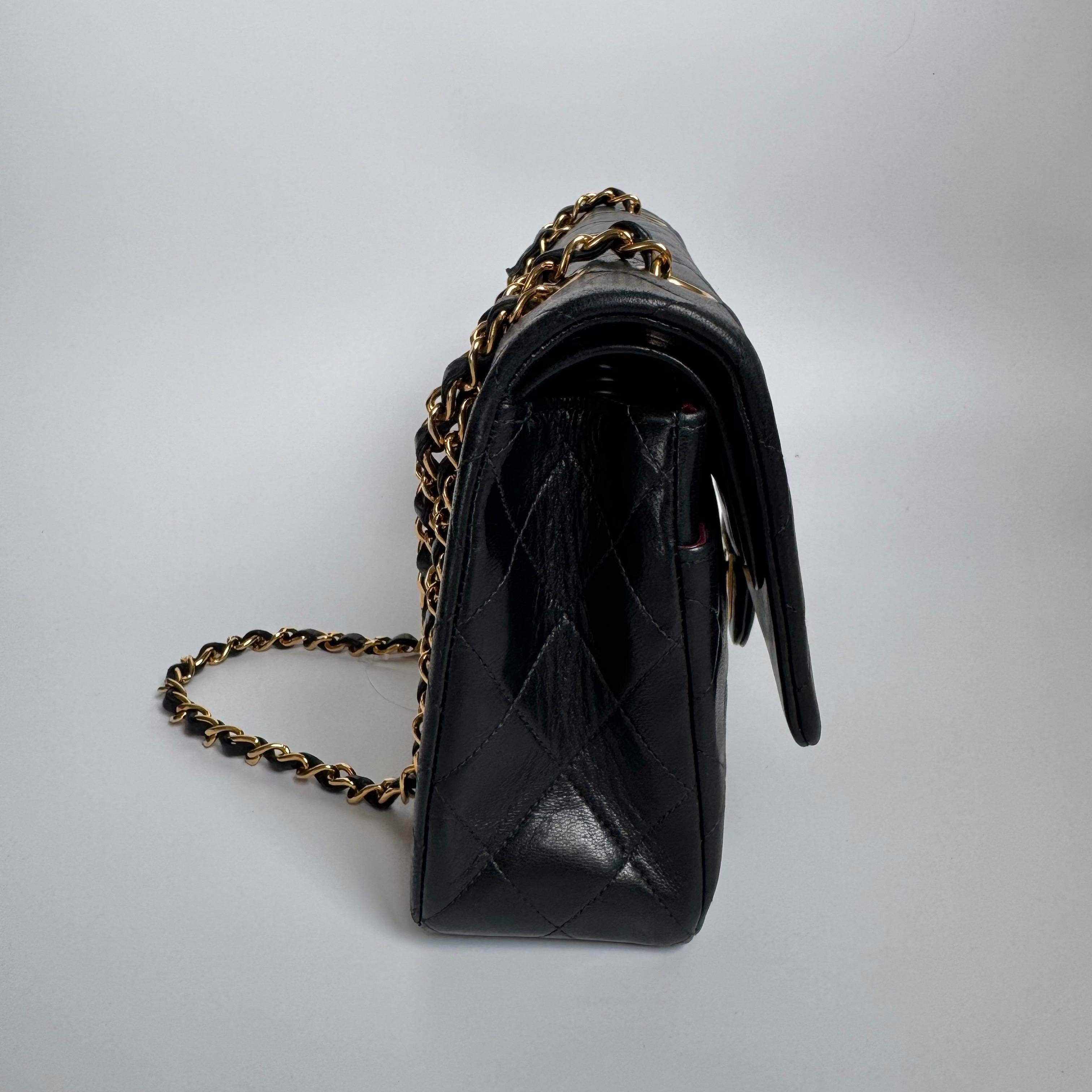 Chanel Classic Flap Vintage en cuir d'agneau noir avec accessoires en or 24k Pour femmes en vente