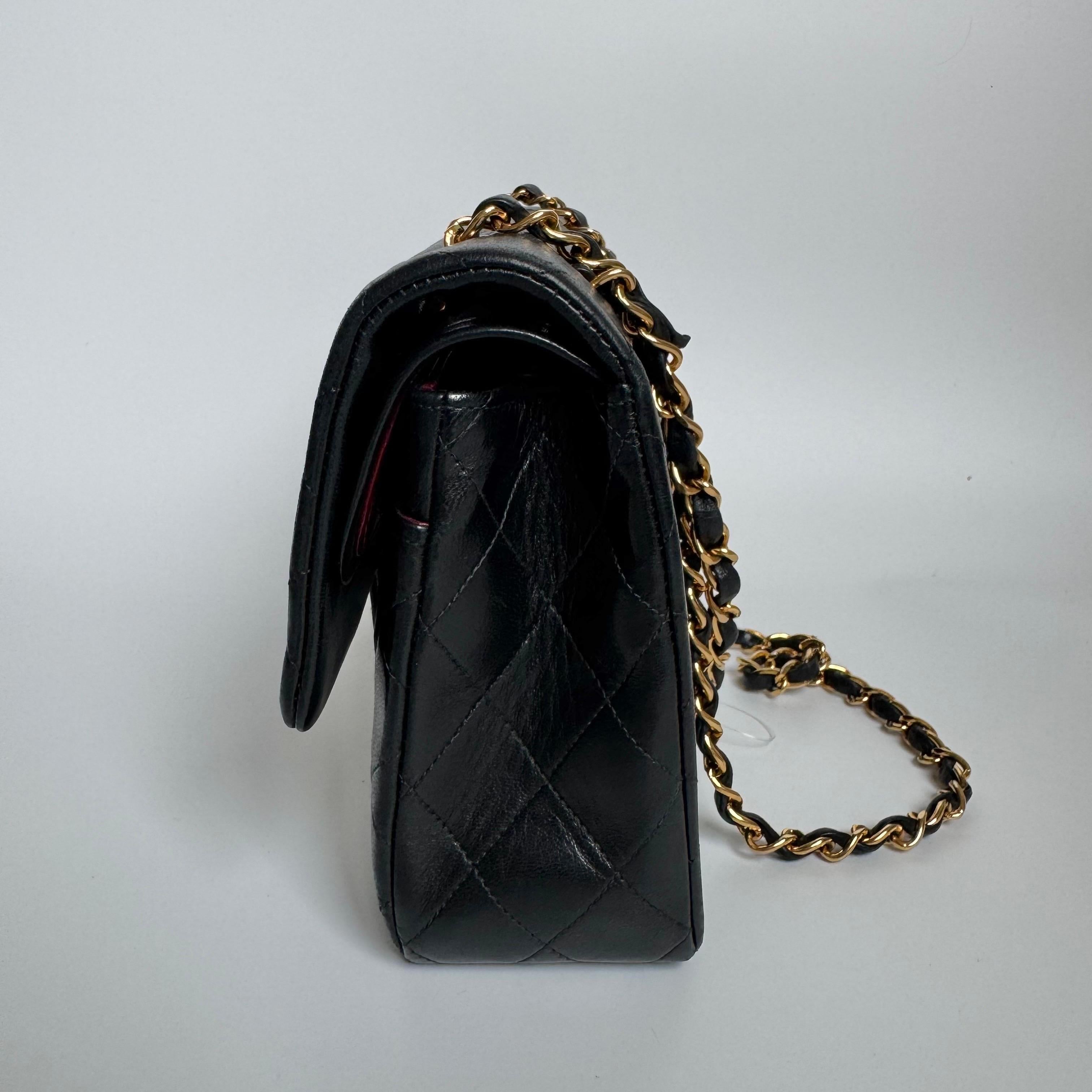 Chanel Classic Flap Vintage en cuir d'agneau noir avec accessoires en or 24k en vente 1