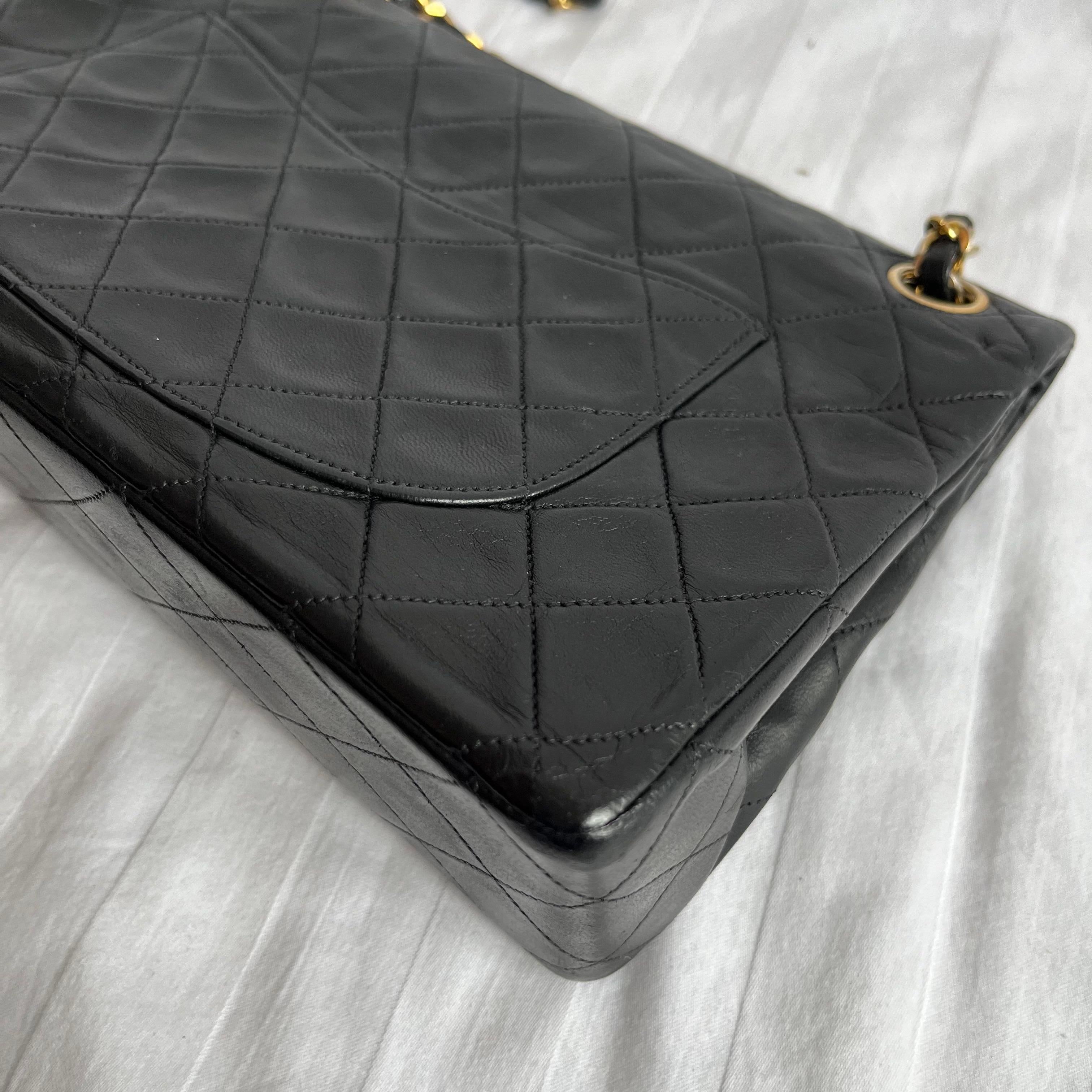 Chanel Classic Flap Vintage Schwarzes Lammfell-Leder mit 24k Gold Hardware im Angebot 3