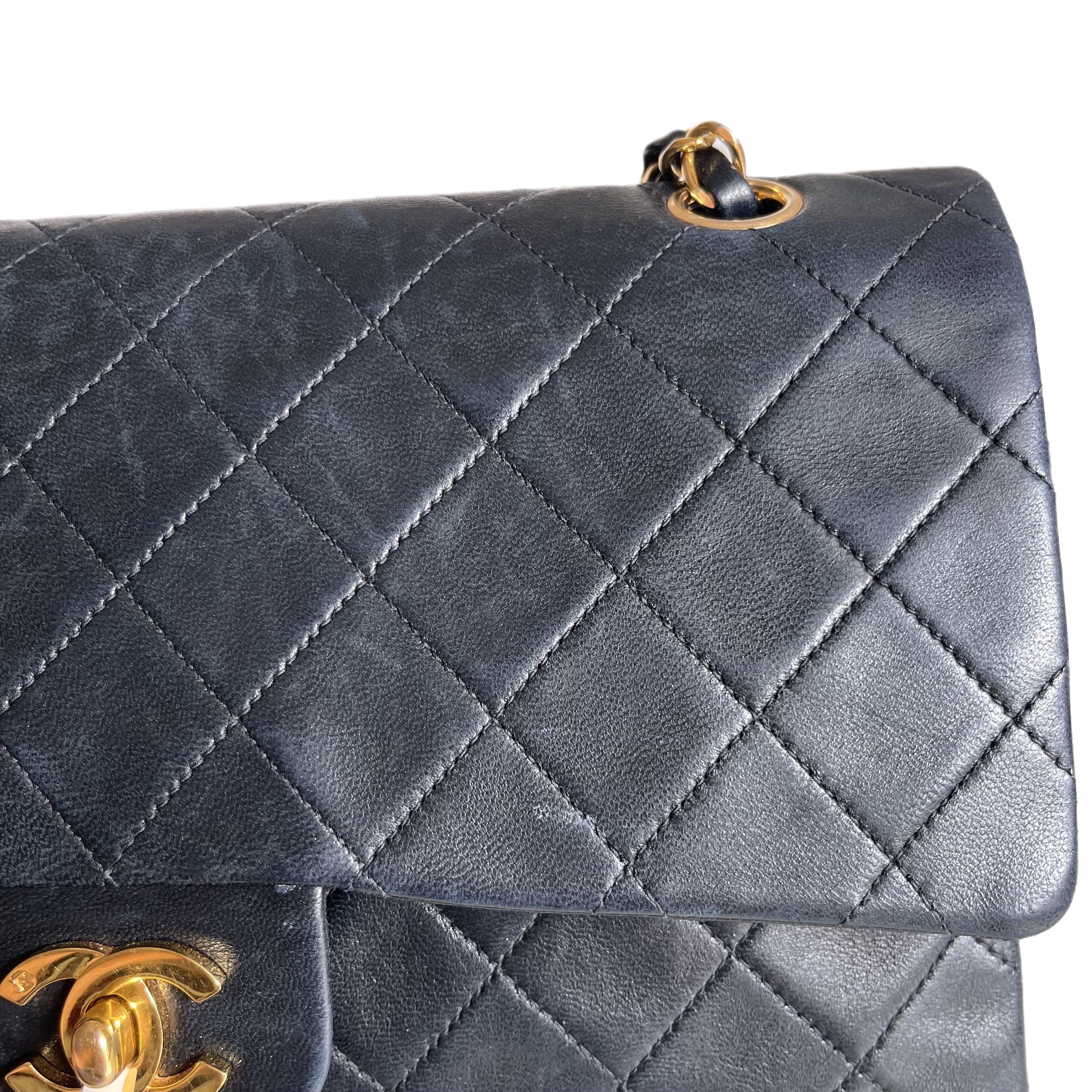 Chanel Classic Flap Vintage Schwarzes Lammfell-Leder mit 24k Gold Hardware im Angebot 3