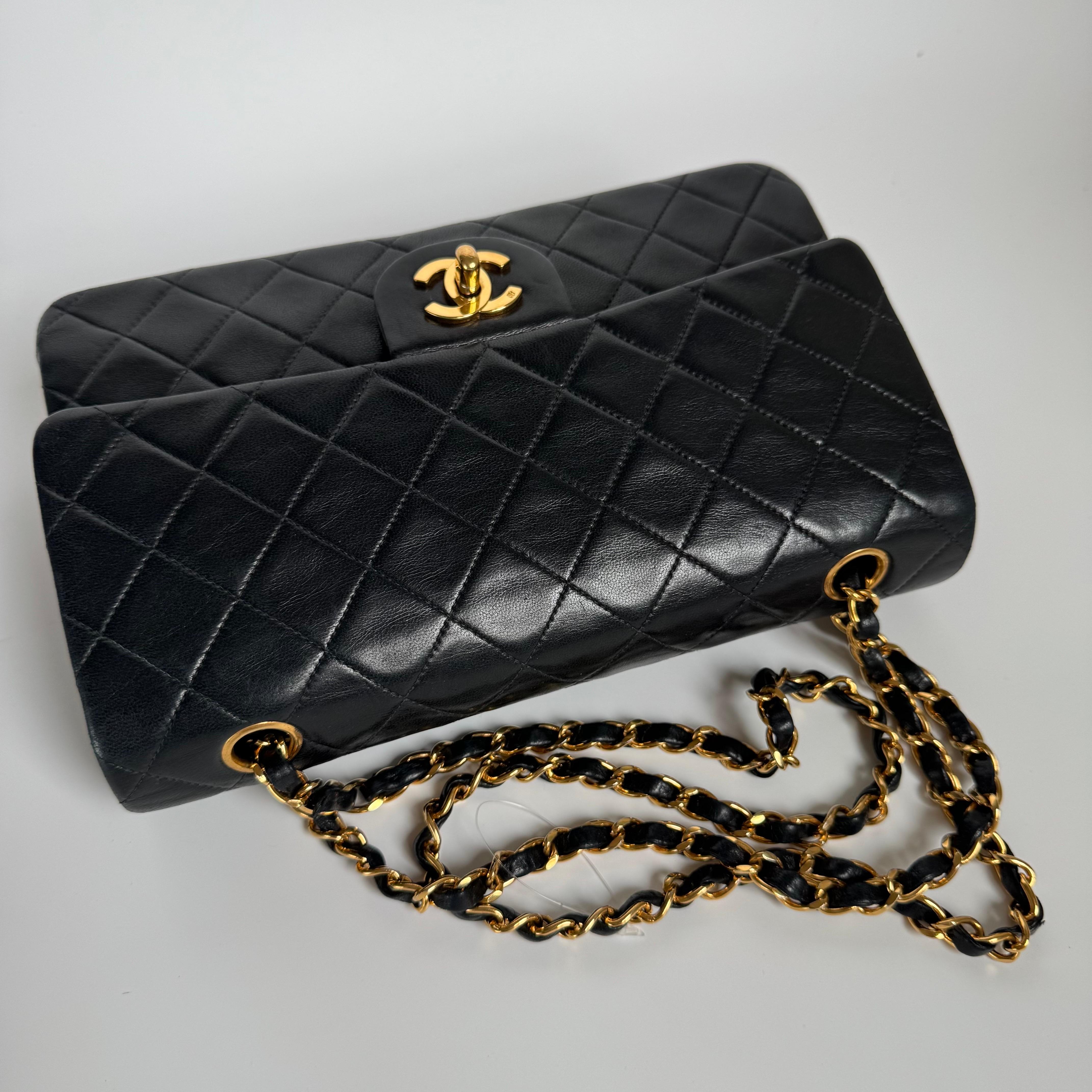 Chanel Classic Flap Vintage en cuir d'agneau noir avec accessoires en or 24k en vente 2
