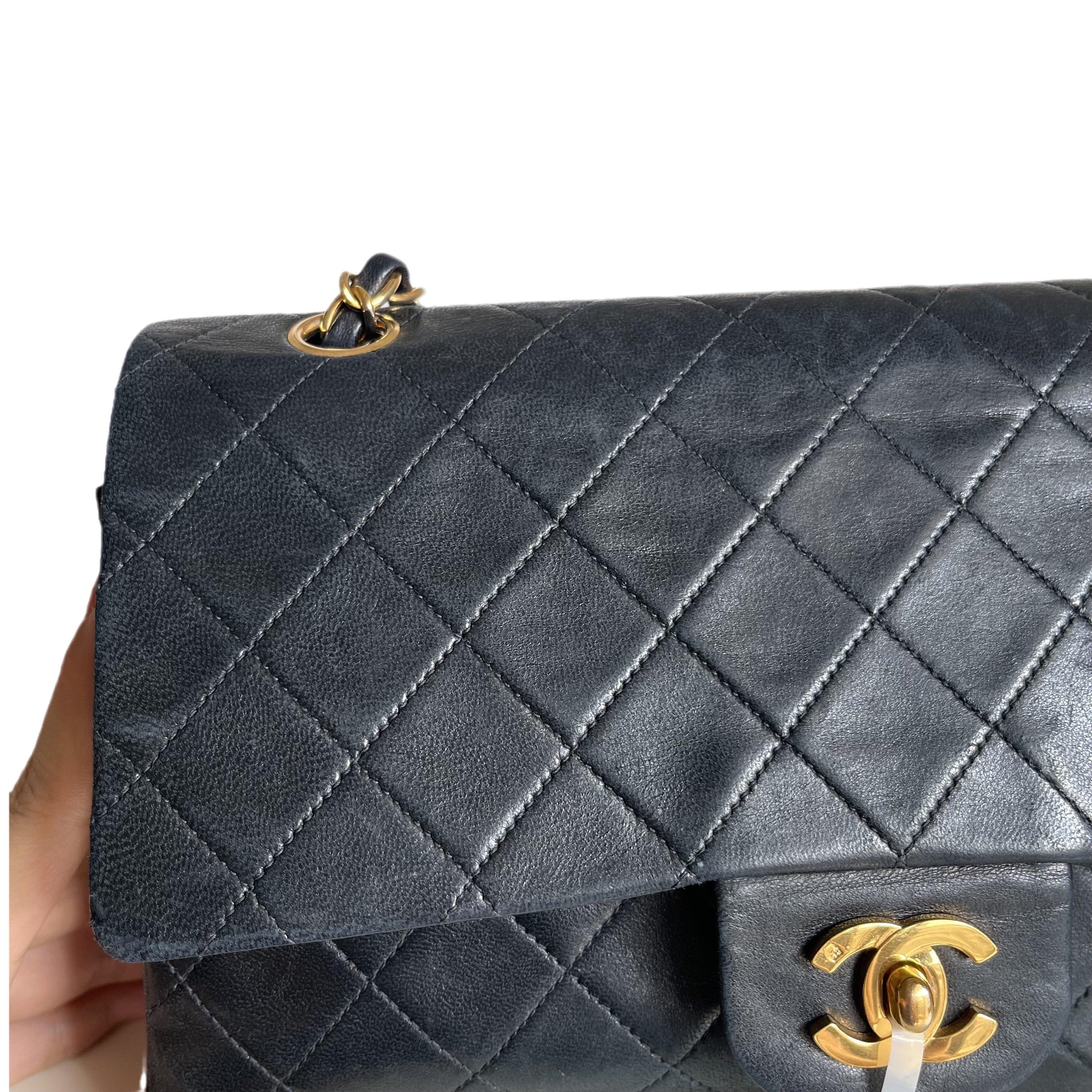 Chanel Classic Flap Vintage Schwarzes Lammfell-Leder mit 24k Gold Hardware im Angebot 4