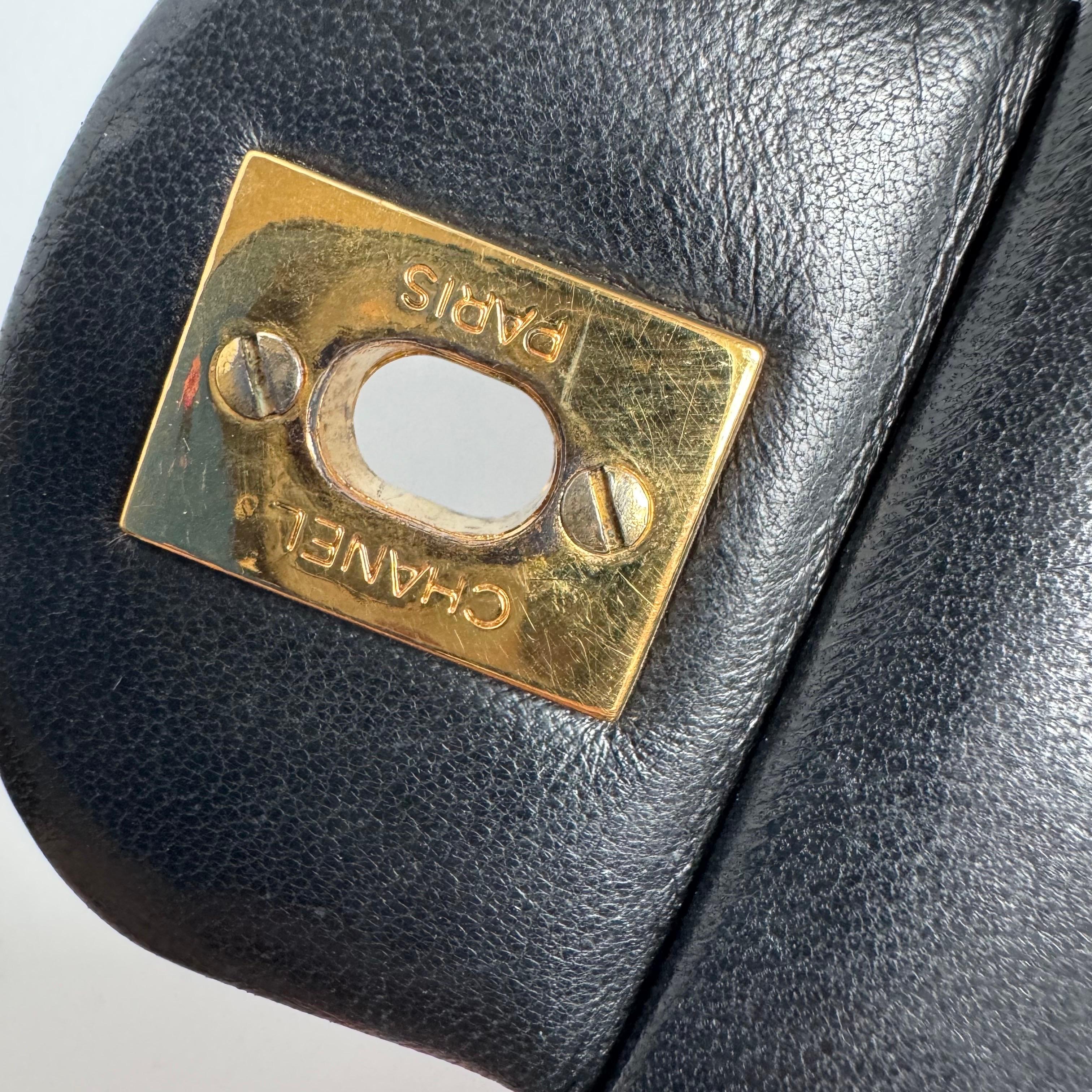 Chanel Classic Flap Vintage en cuir d'agneau noir avec accessoires en or 24k en vente 3