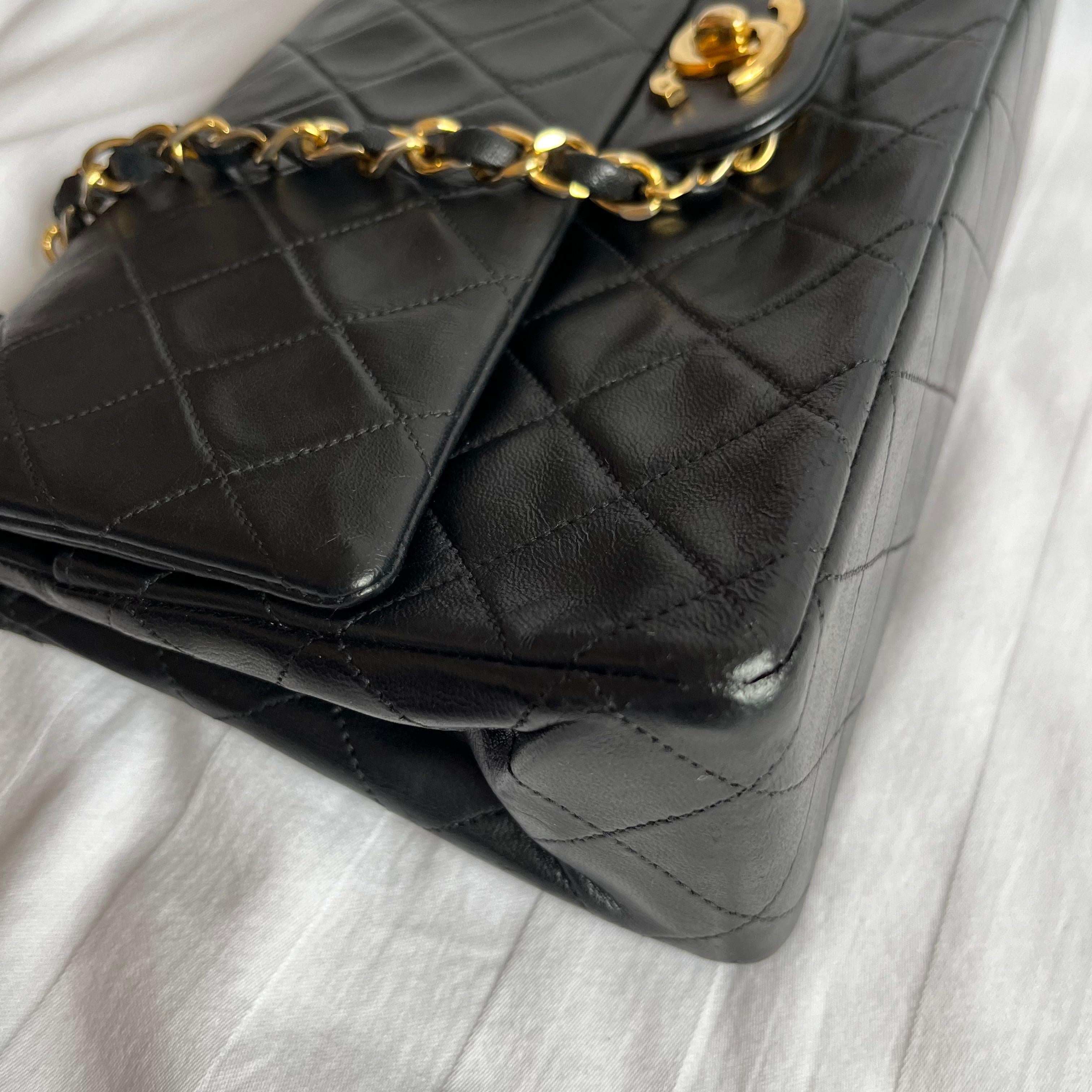 Chanel Classic Flap Vintage Schwarzes Lammfell-Leder mit 24k Gold Hardware im Angebot 5