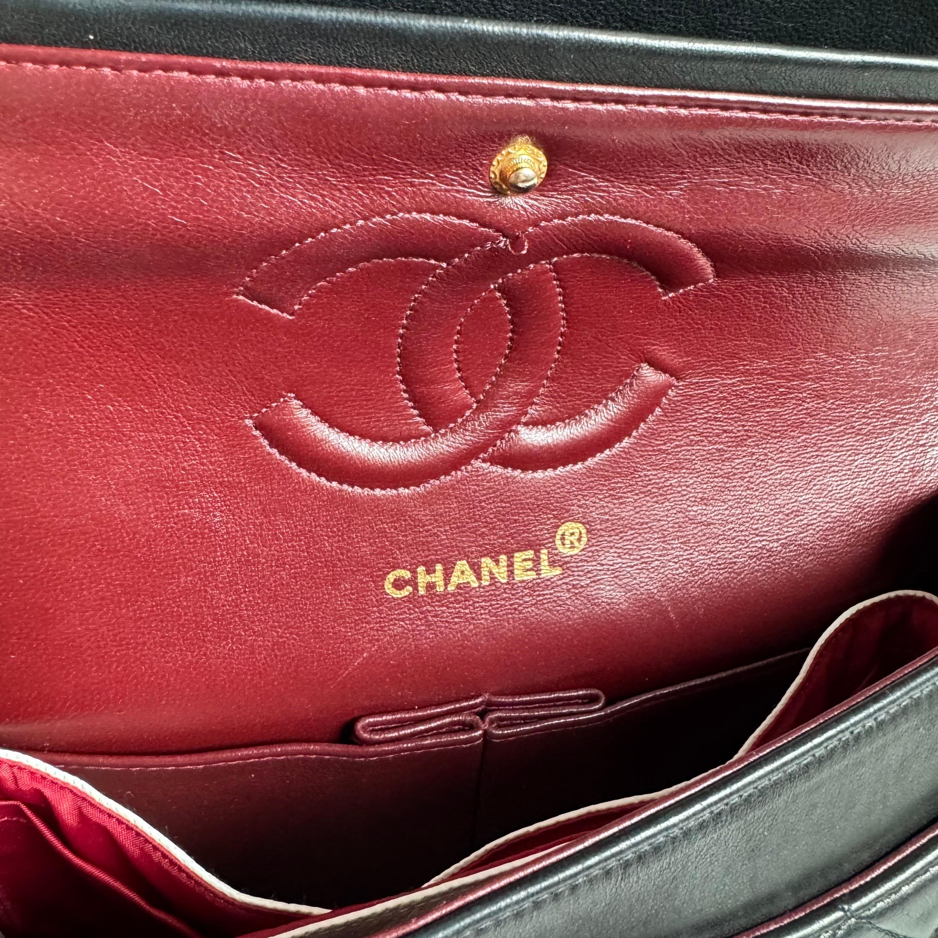 Chanel Classic Flap Vintage en cuir d'agneau noir avec accessoires en or 24k en vente 4