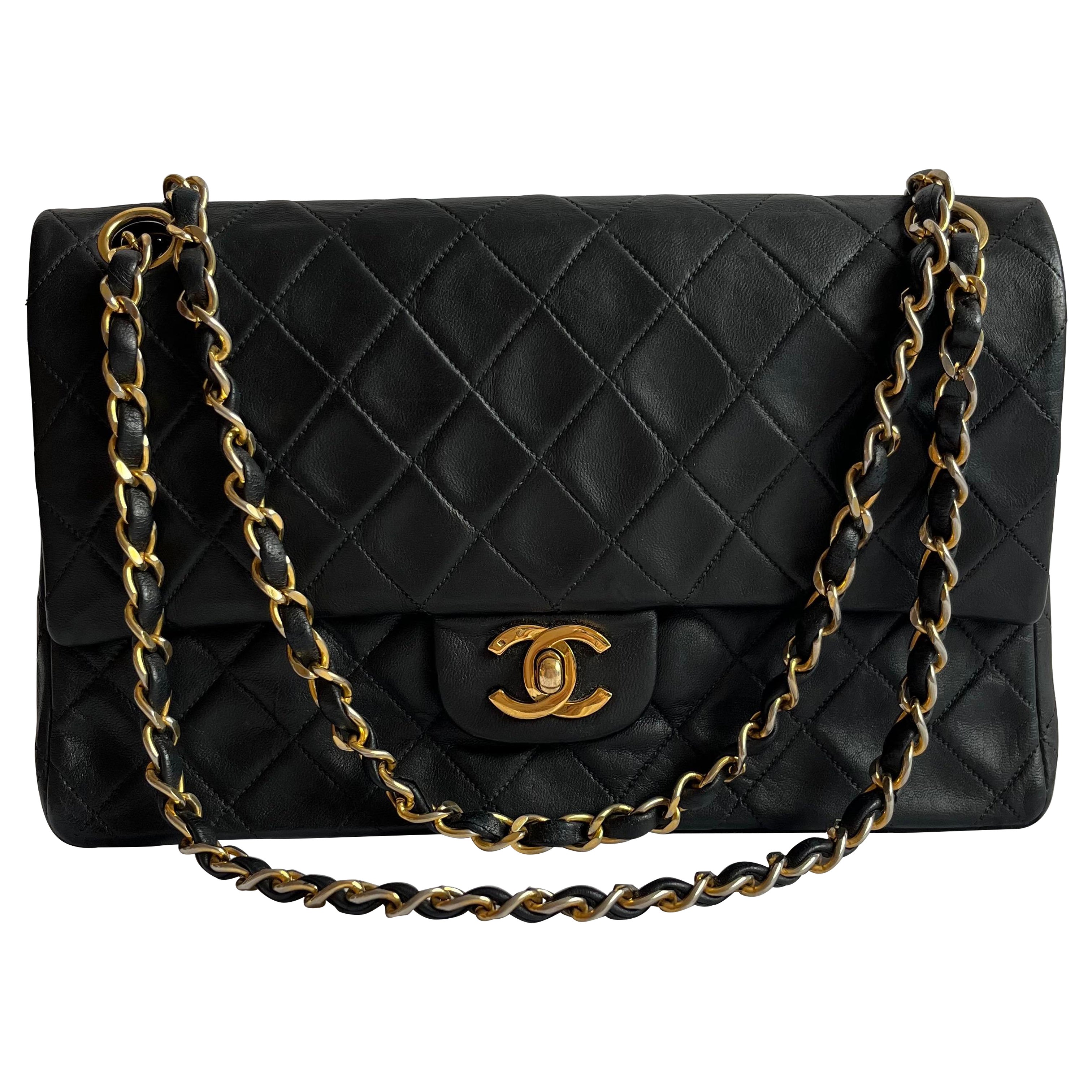 Chanel Classic Flap Vintage Schwarzes Lammfell-Leder mit 24k Gold Hardware im Angebot
