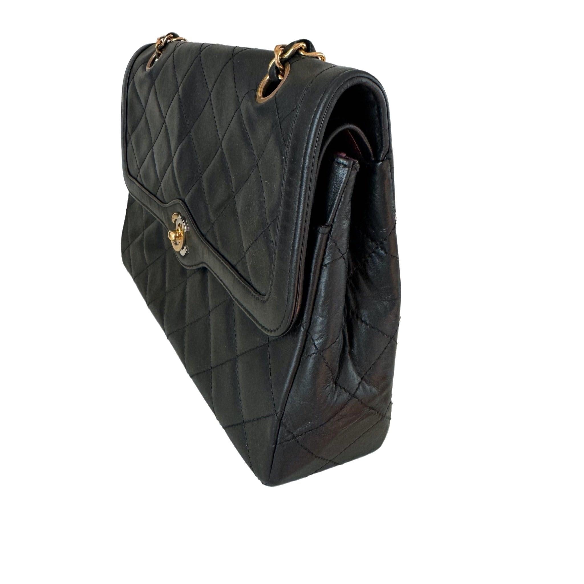 Chanel Classic Flap Vintage Black Lambskin Leather with Bi-color Hardware In Good Condition For Sale In AUBERVILLIERS, FR