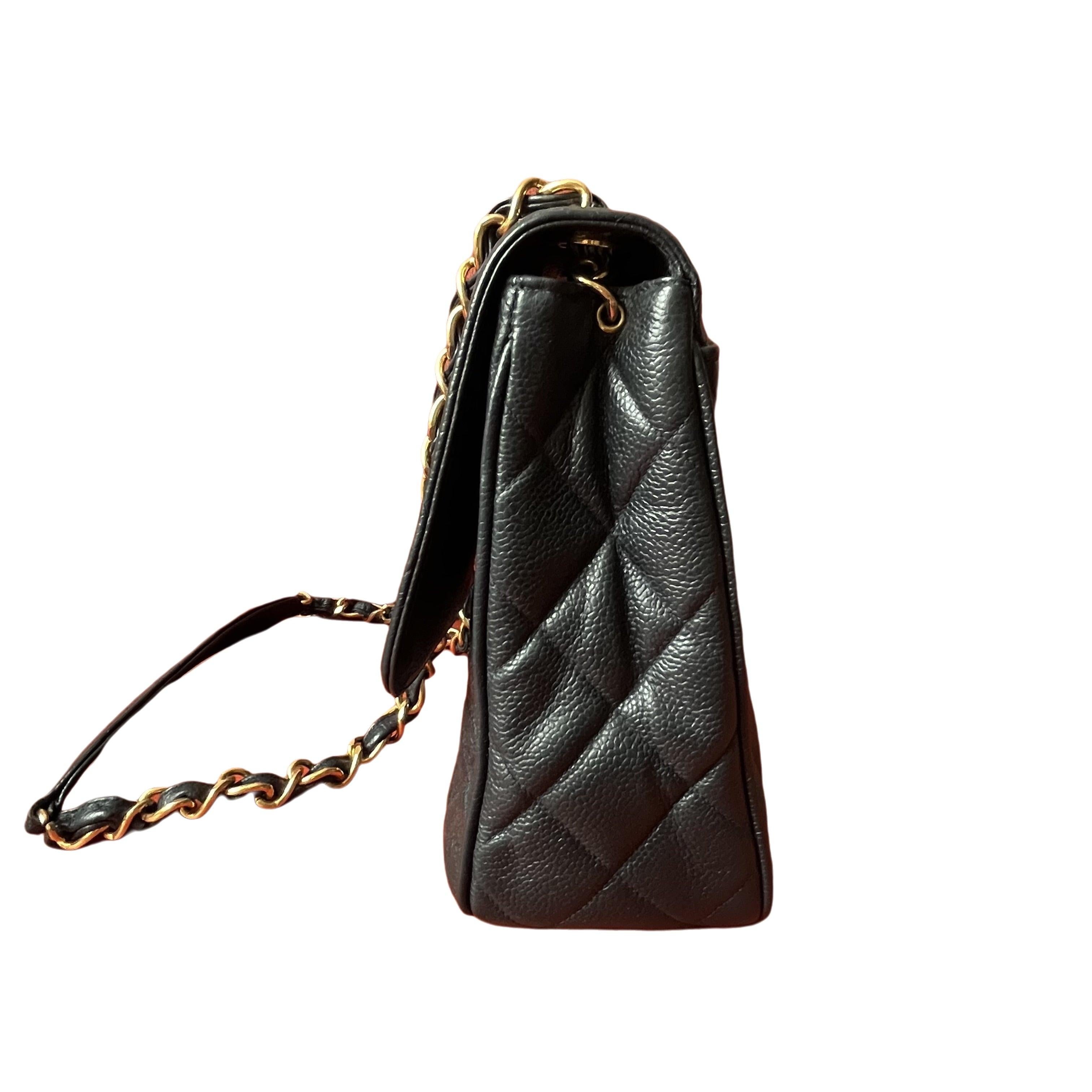 Chanel Classic Flap Vintage Caviar Leather 24k Gold Plated CC Logo, 1994-96 In Good Condition In AUBERVILLIERS, FR