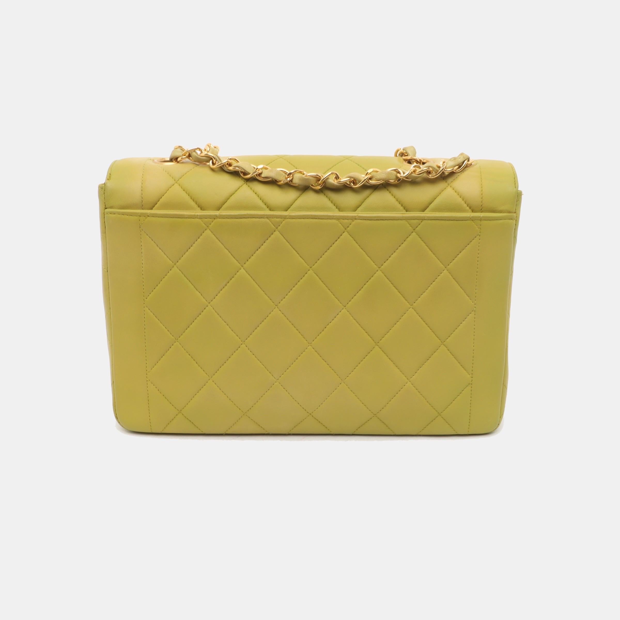 Chanel Classic Flap Vintage Light Yellow Green Lambskin Leather with 24k GHW In Good Condition For Sale In AUBERVILLIERS, FR