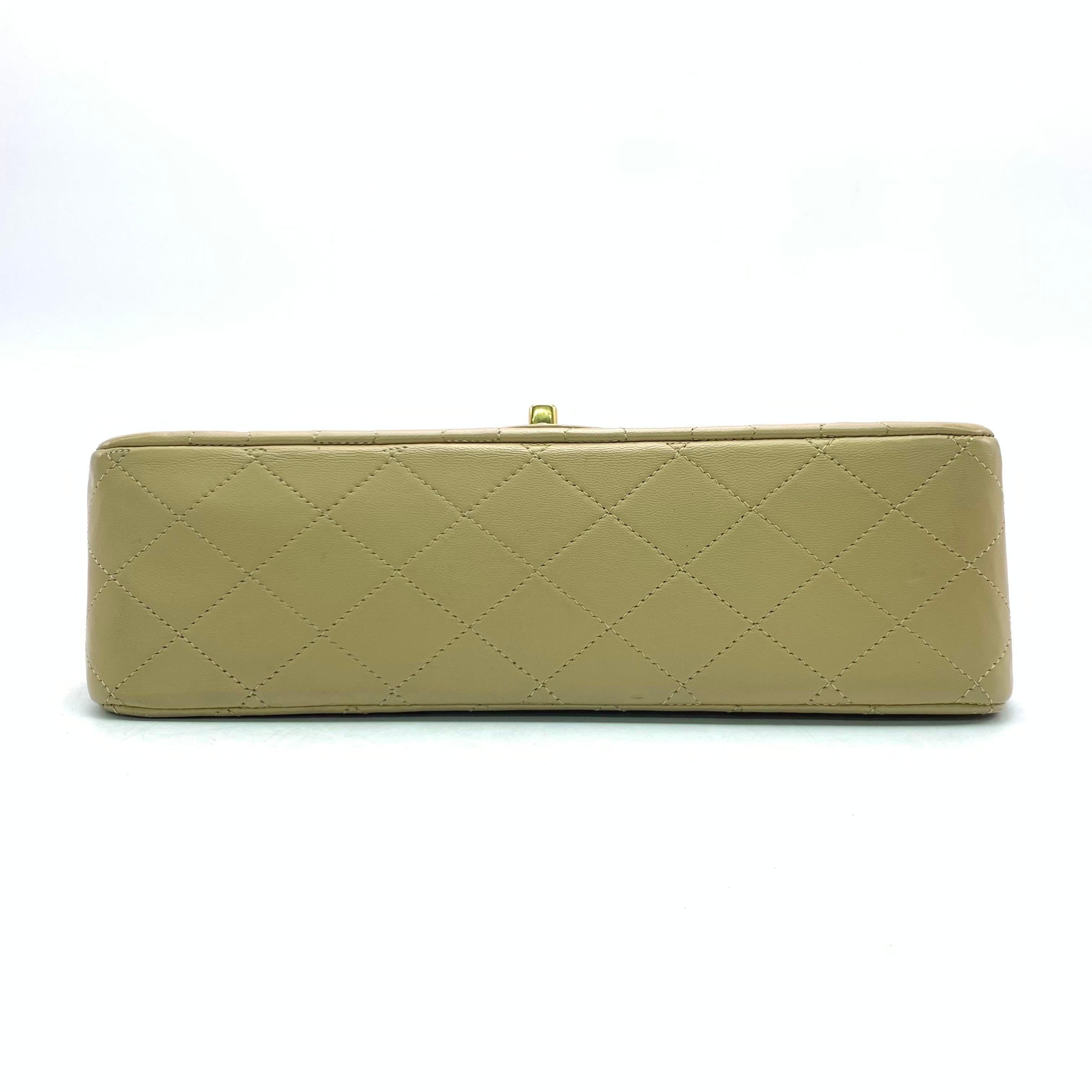 Chanel Classic Flap Vintage Medium Beige Lambskin with 24k Gold HW 1994-96 In Good Condition In AUBERVILLIERS, FR