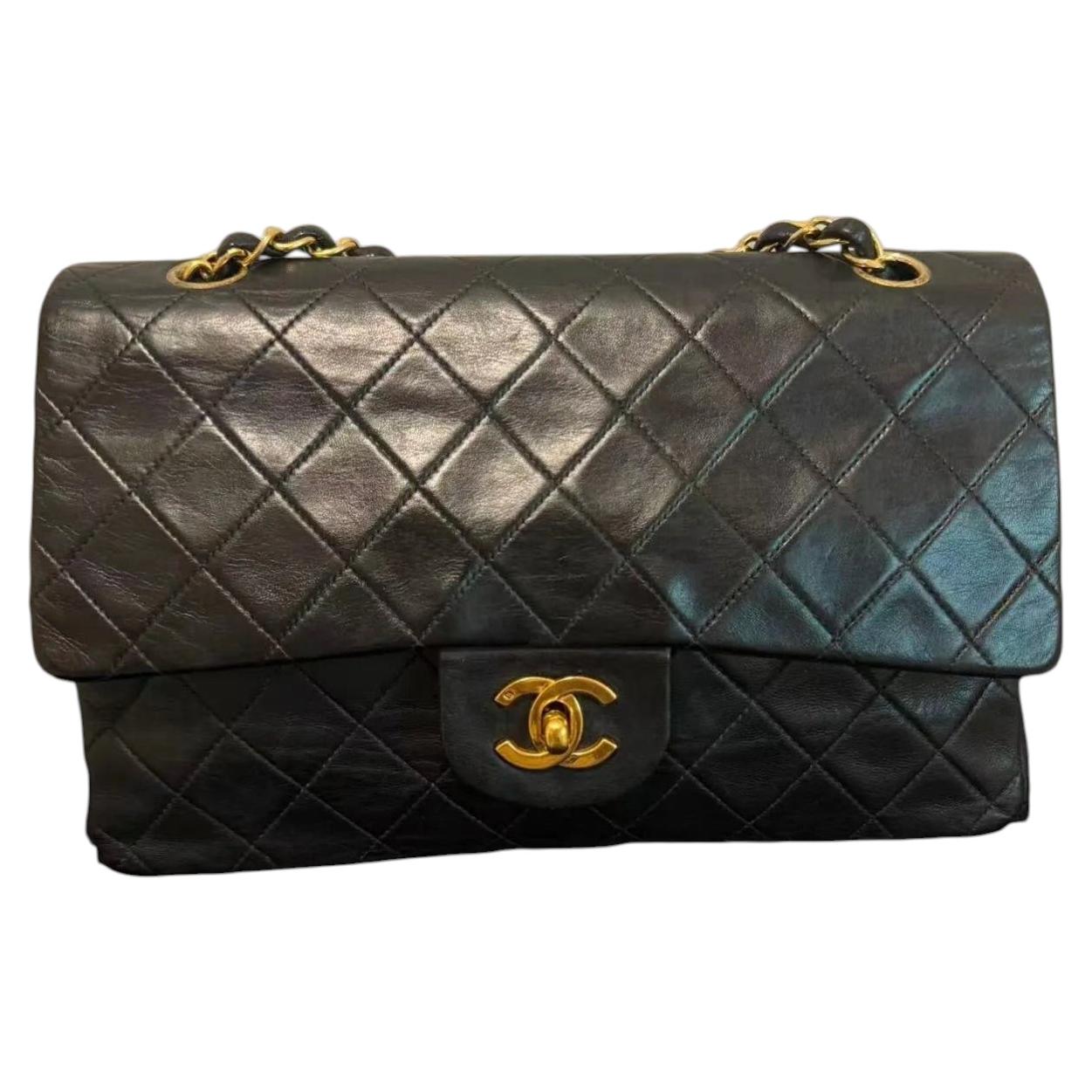 Chanel Classic Flap Vintage Medium Cuir d'agneau noir 24k Gold Hardware en vente