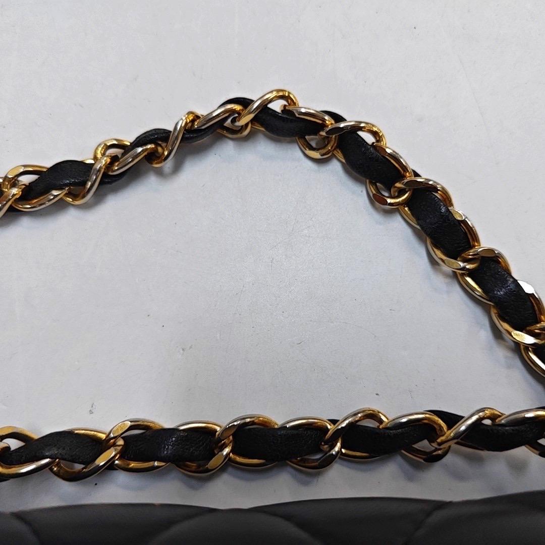 Chanel Classic Flap Vintage Mediano Piel de cordero negra con HW de oro de 24 quilates, 1994 8