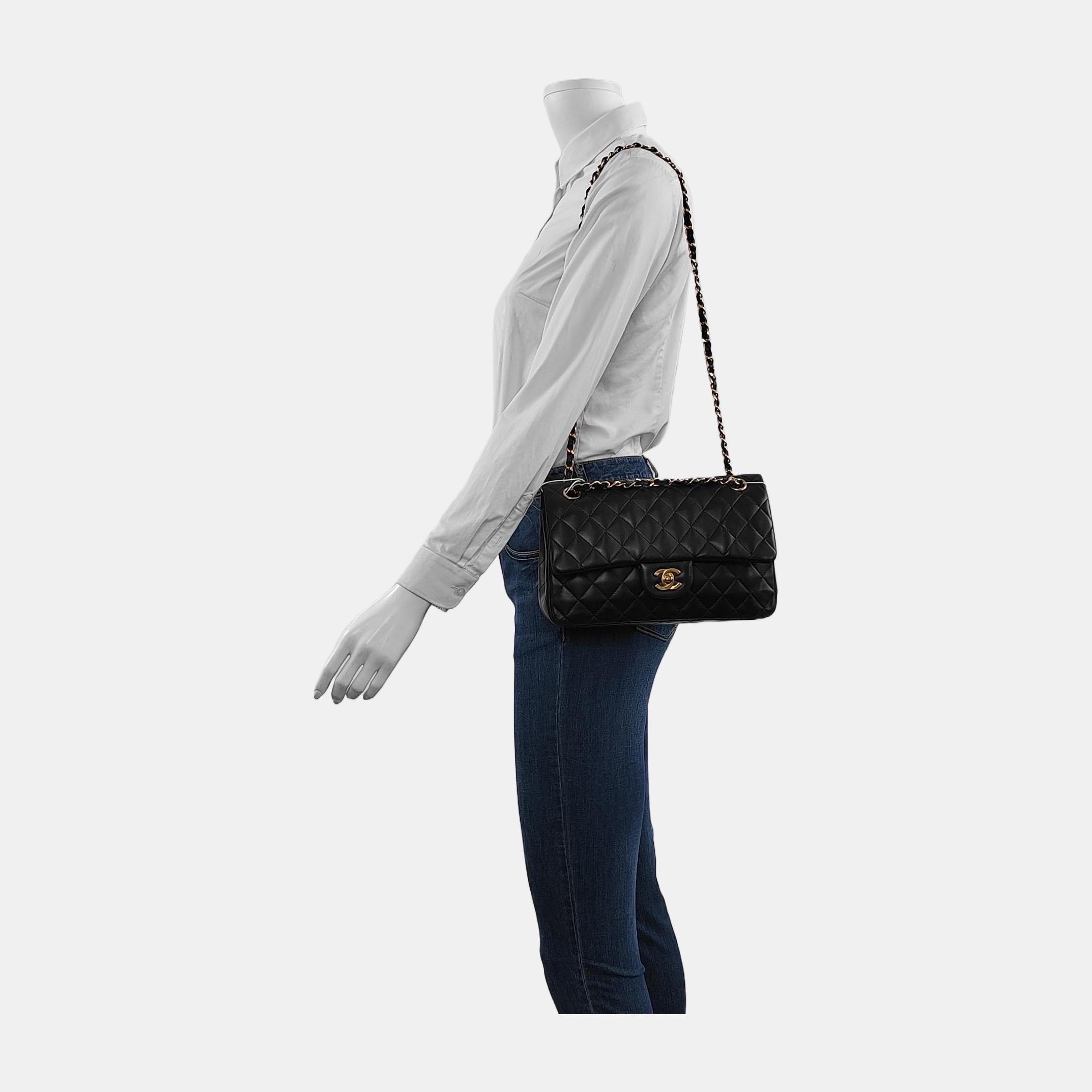 Este bolso Chanel Timeless Classic Flap Vintage, único en su especie, destila sofisticación y elegancia atemporal. Fabricado en lujosa piel de cordero negra, está adornado con herrajes de oro de 24 quilates. 

ESTADO: EXCELENTE ESTADO

Este