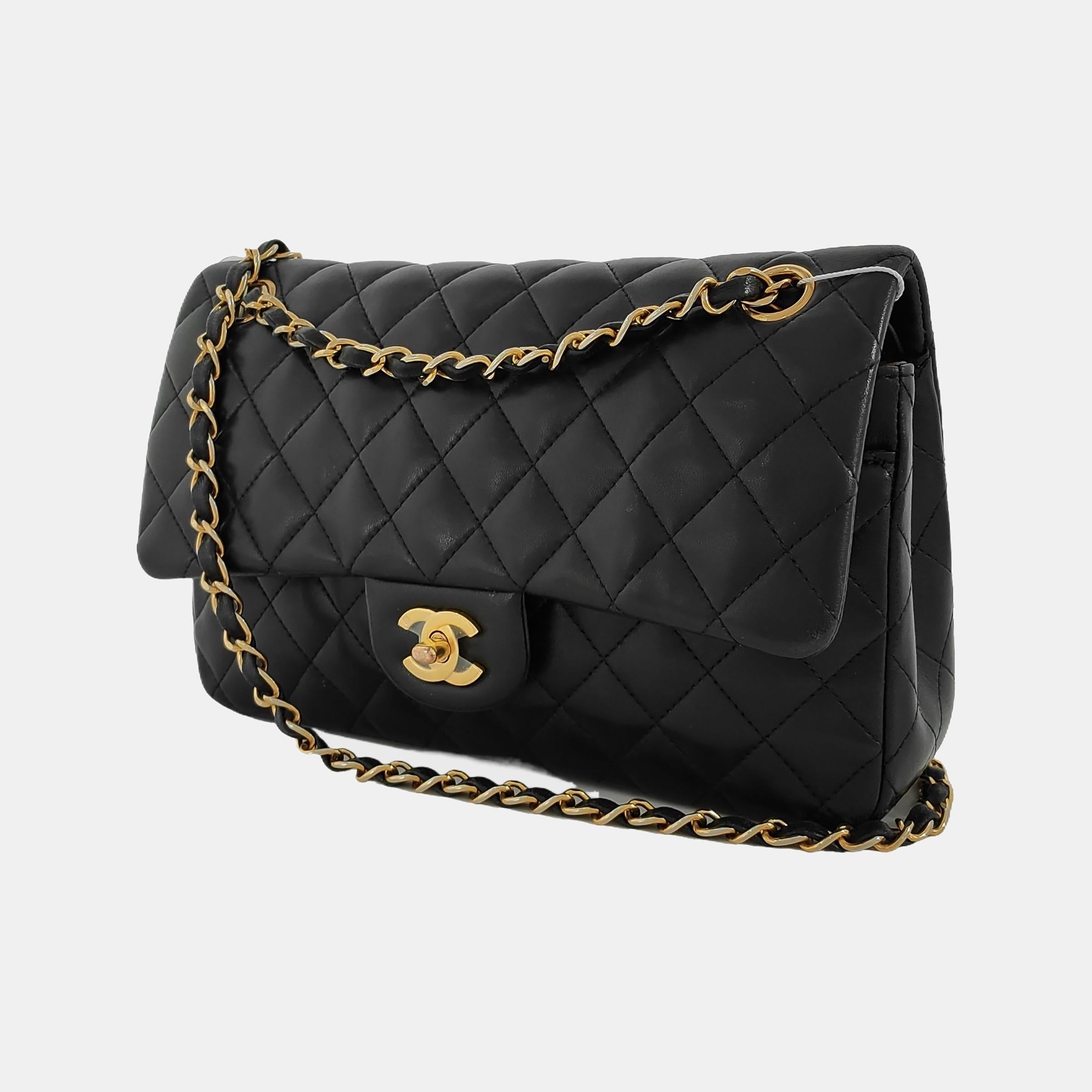 Chanel Classic Flap Vintage Medium Schwarzes Lammleder mit 24k Gold HW, 1994 im Zustand „Hervorragend“ im Angebot in AUBERVILLIERS, FR