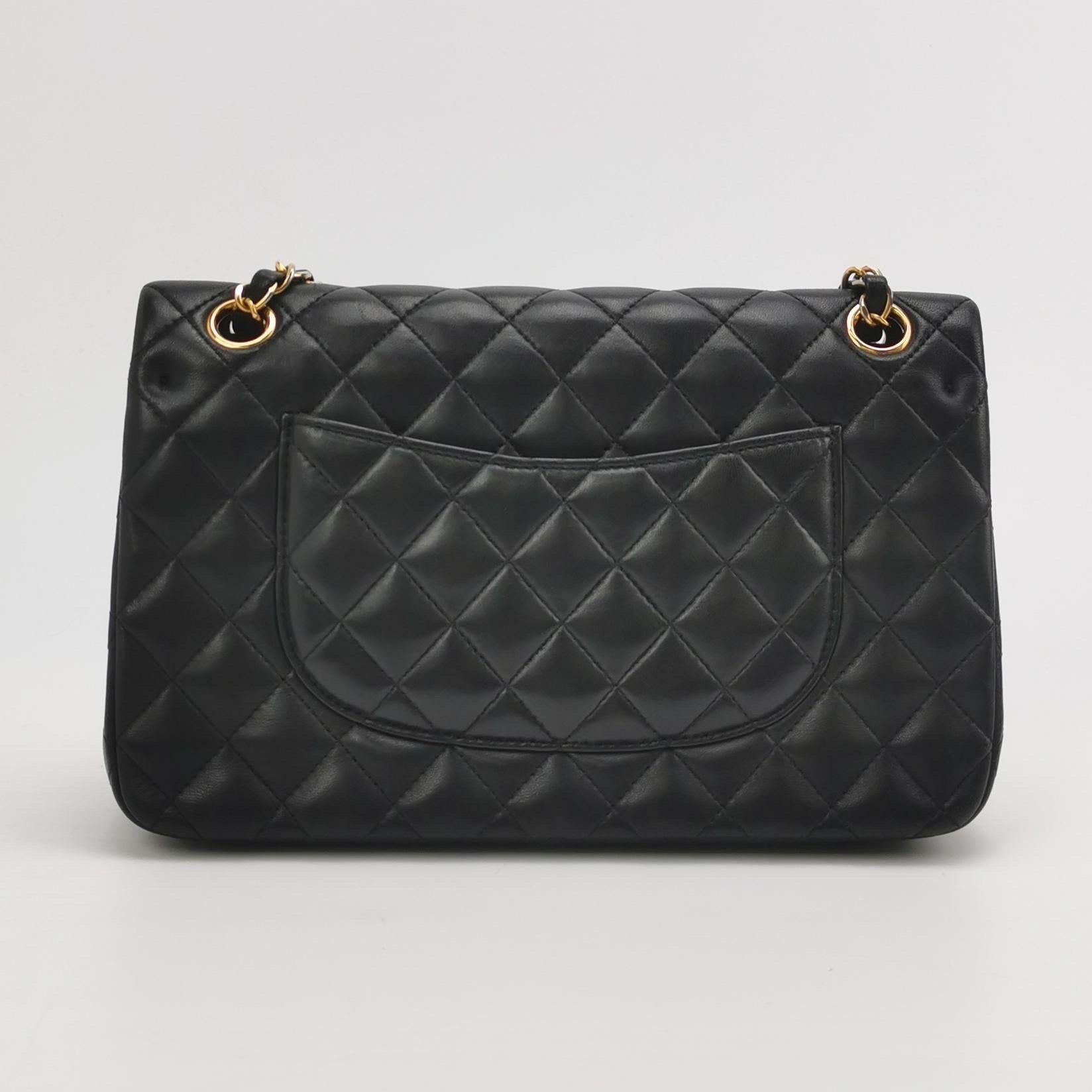 Chanel Classic Flap Vintage Medium Schwarzes Lammleder mit 24k Gold HW, 1994 Damen im Angebot